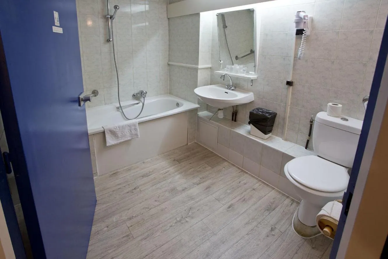 Bathroom in Hipotel Paris Marne La Vallée