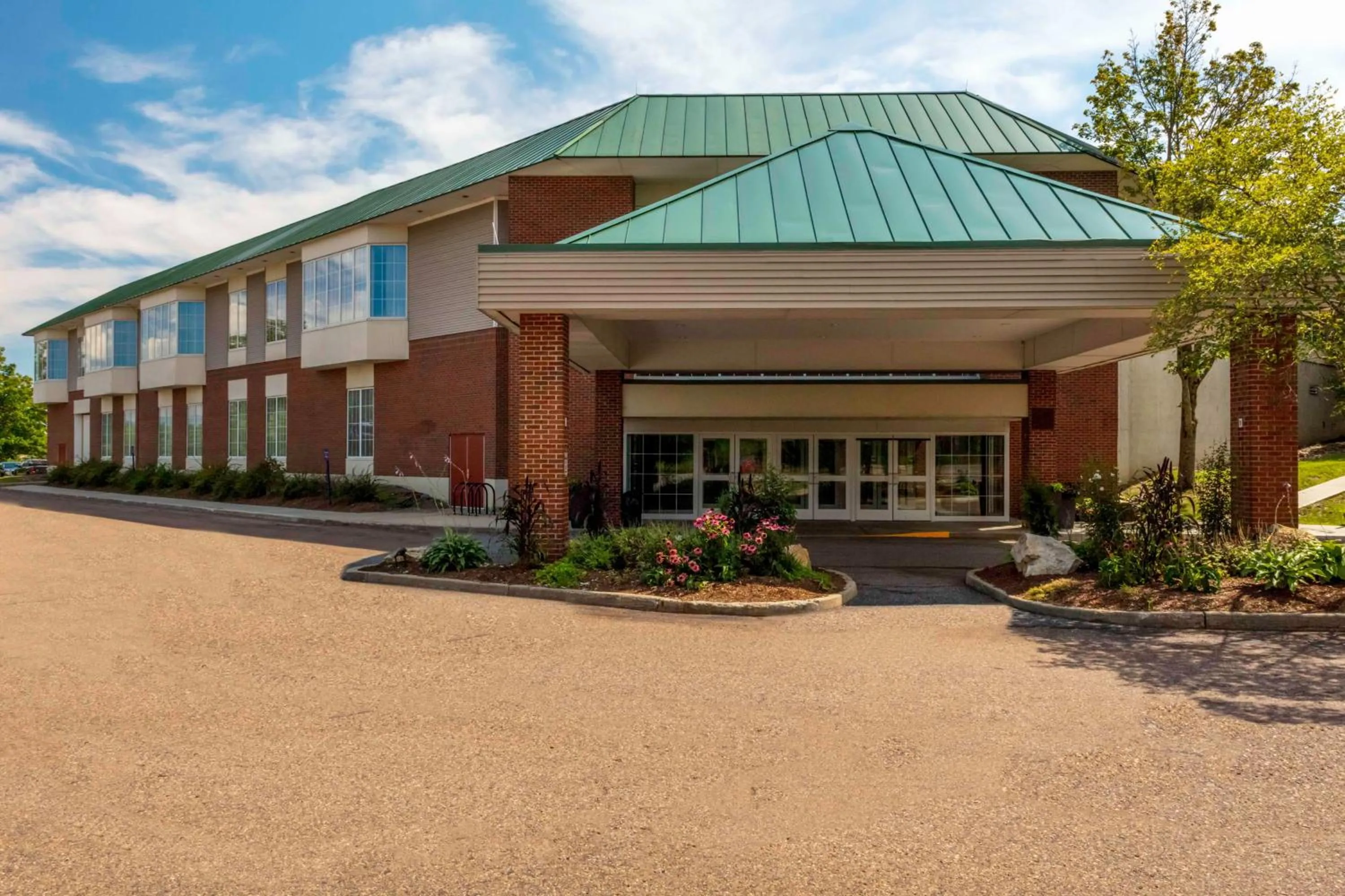Property building in DoubleTree by Hilton Hotel Burlington Vermont
