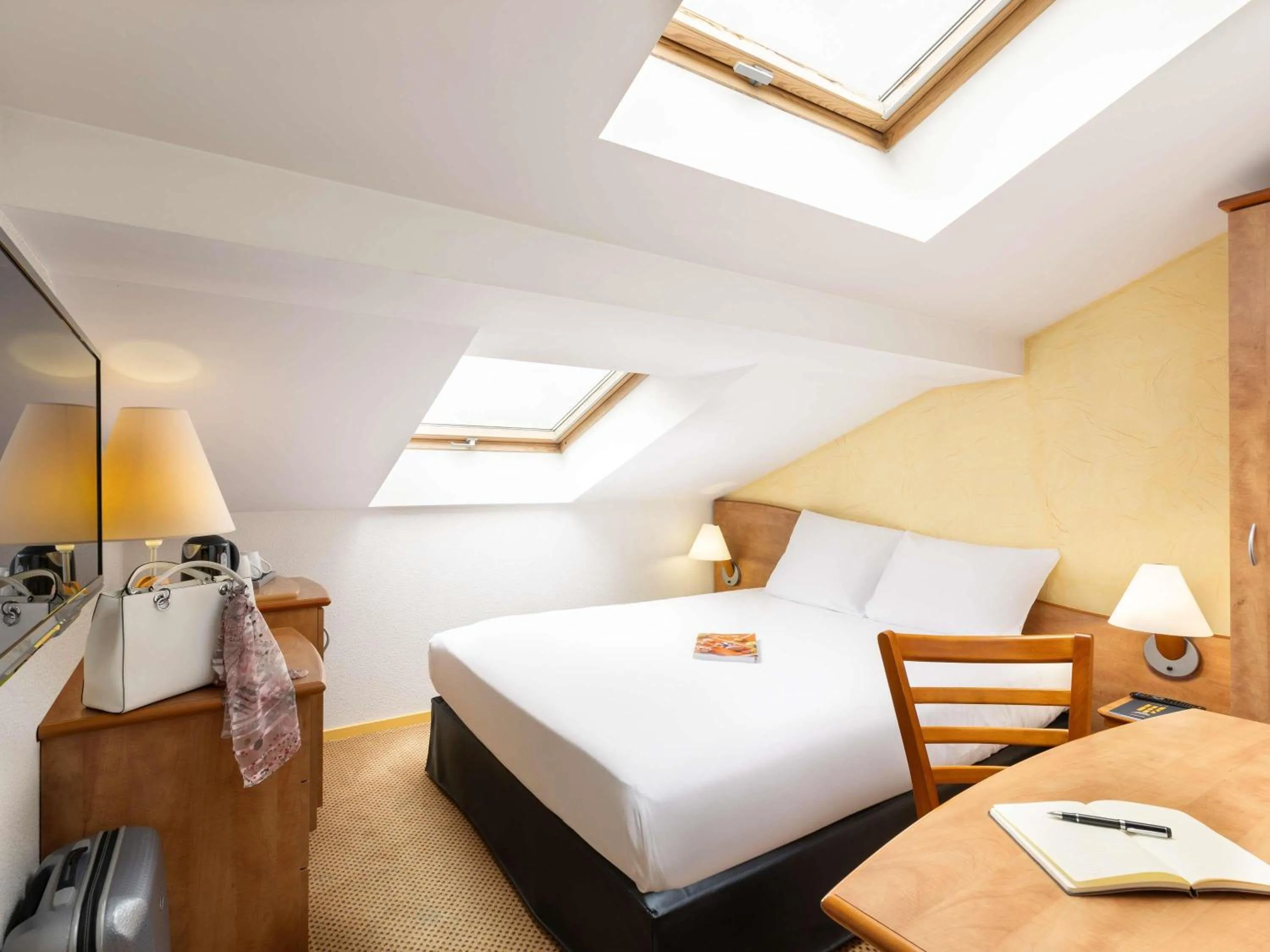 Bedroom, Bed in Mercure Epinal Centre