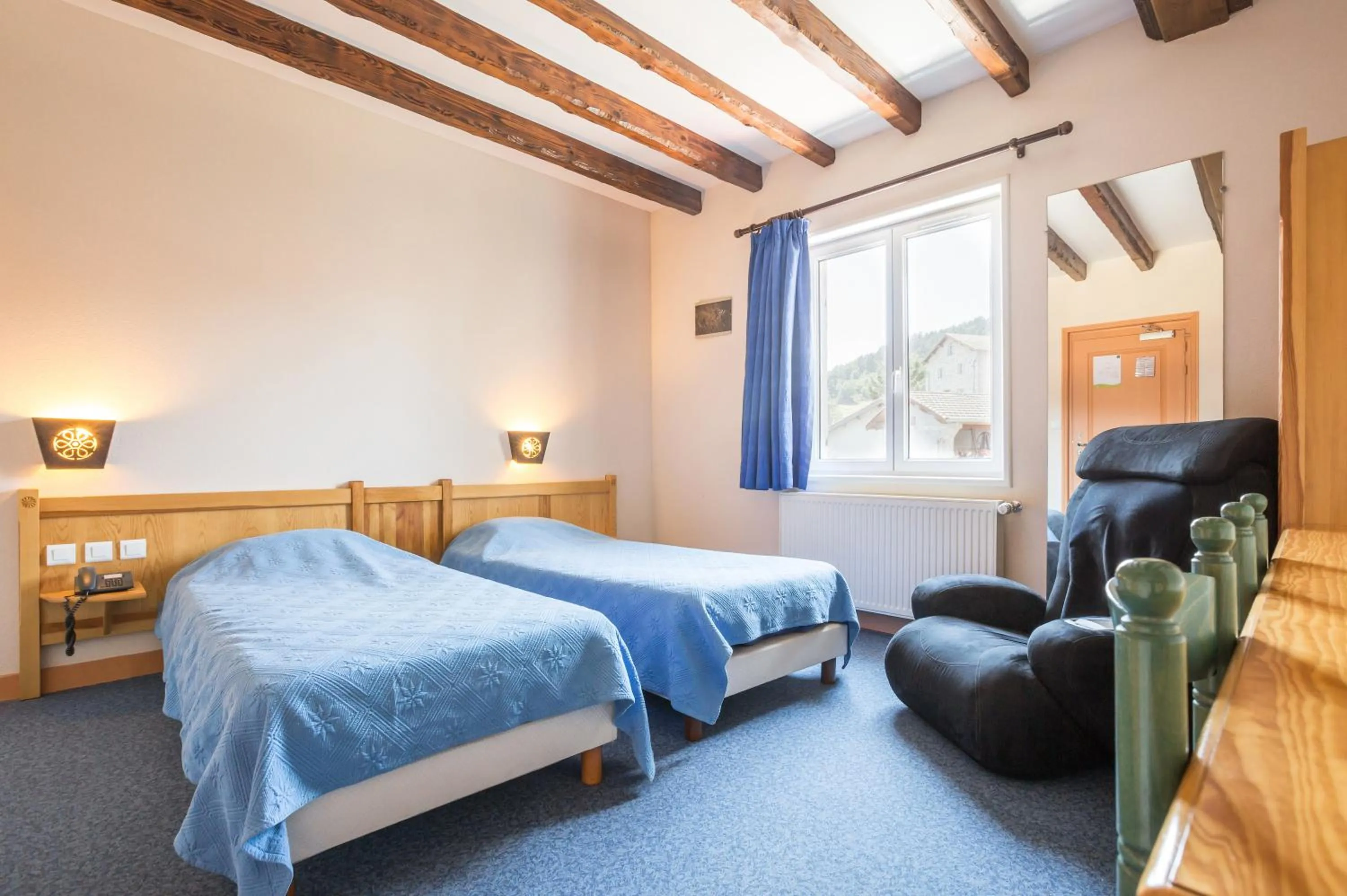 Bed in Logis Hotel Restaurant Auberge Les Rives de l'Arzon