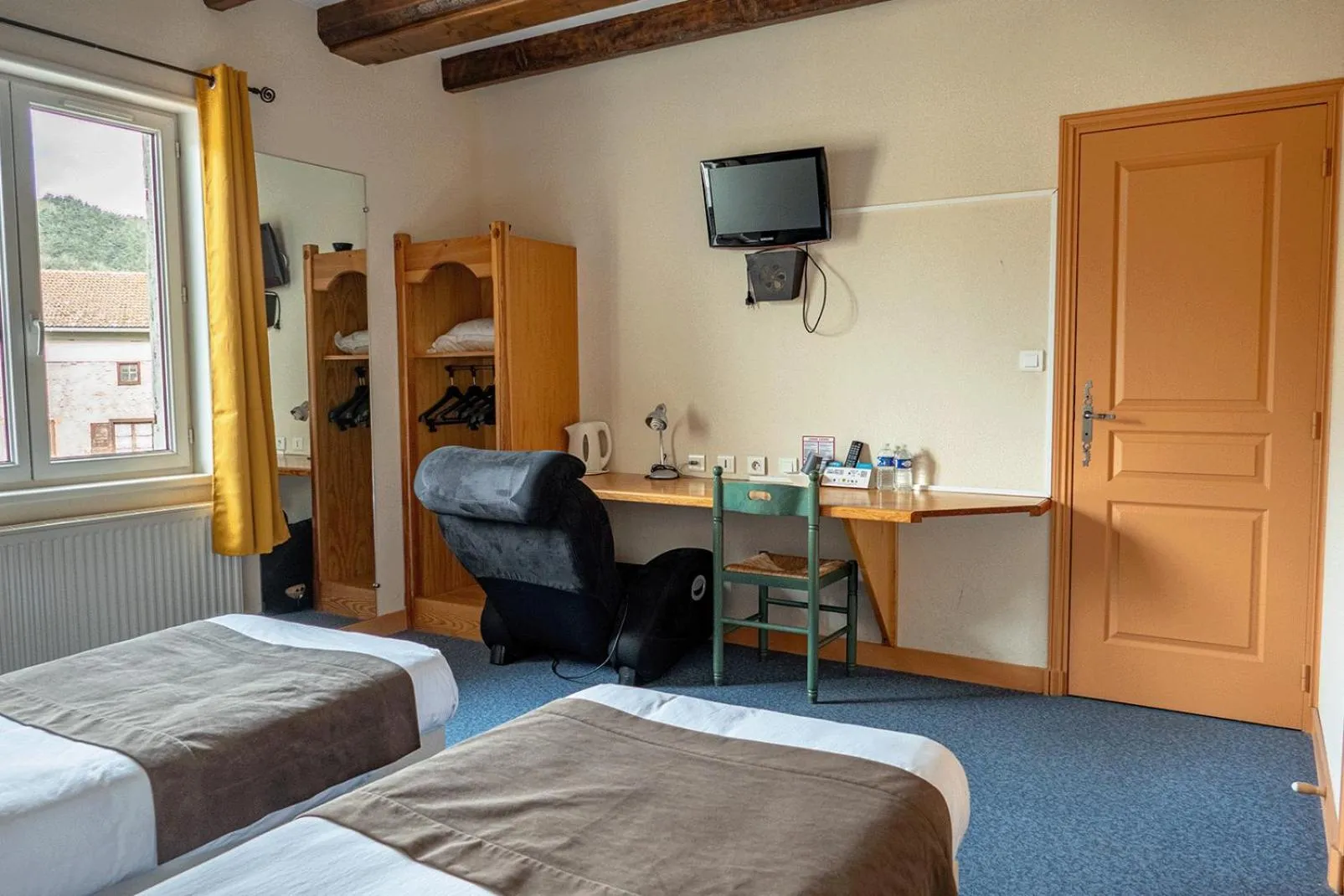 Property building, Bed in Logis Hotel Restaurant Auberge Les Rives de l'Arzon