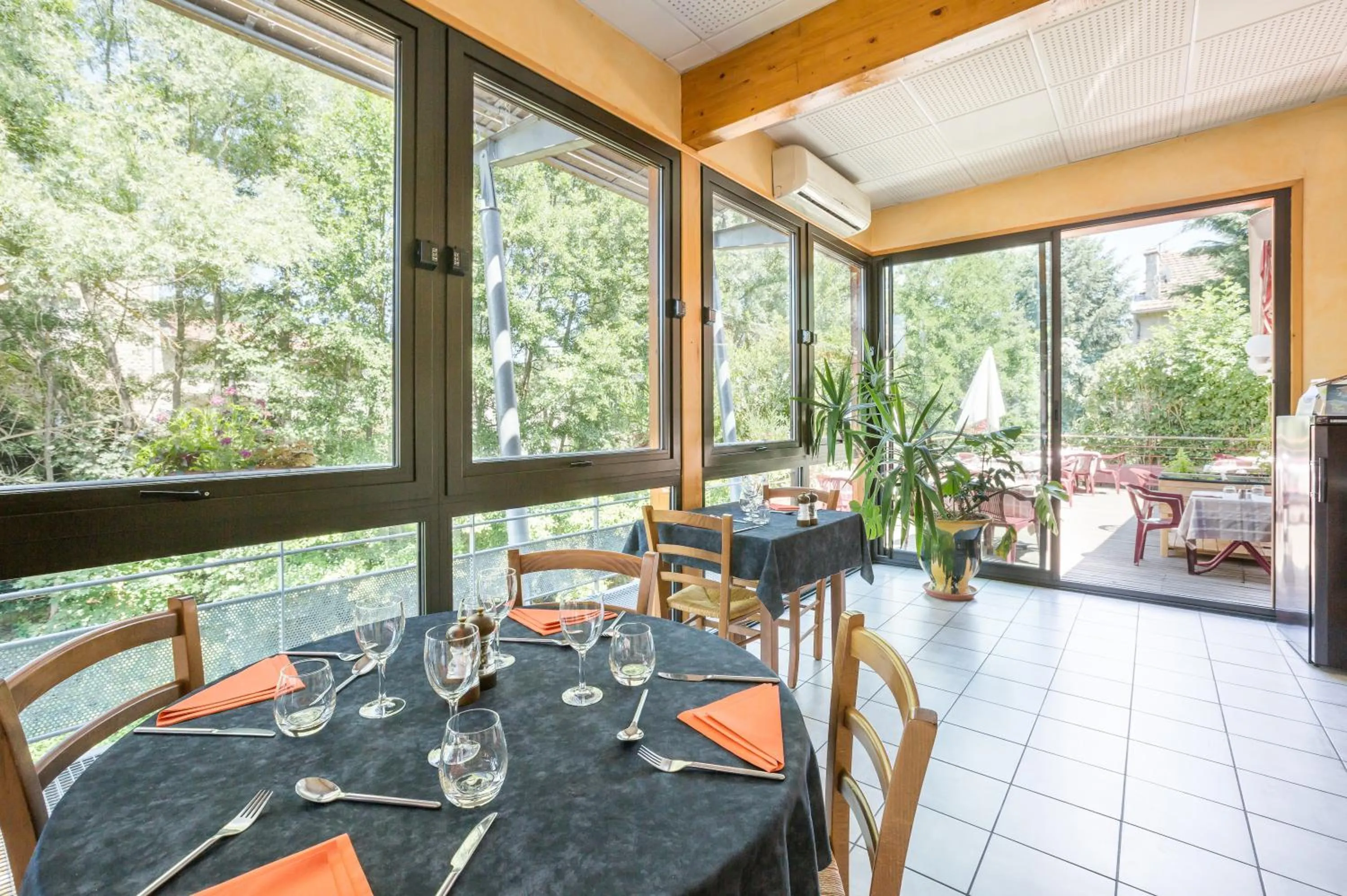 Restaurant/places to eat in Logis Hotel Restaurant Auberge Les Rives de l'Arzon