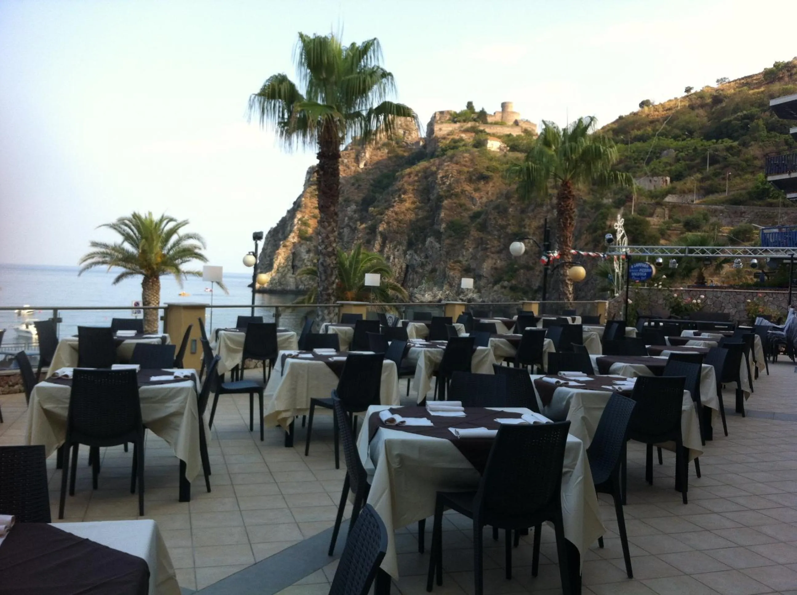 Restaurant/places to eat in Elihotel