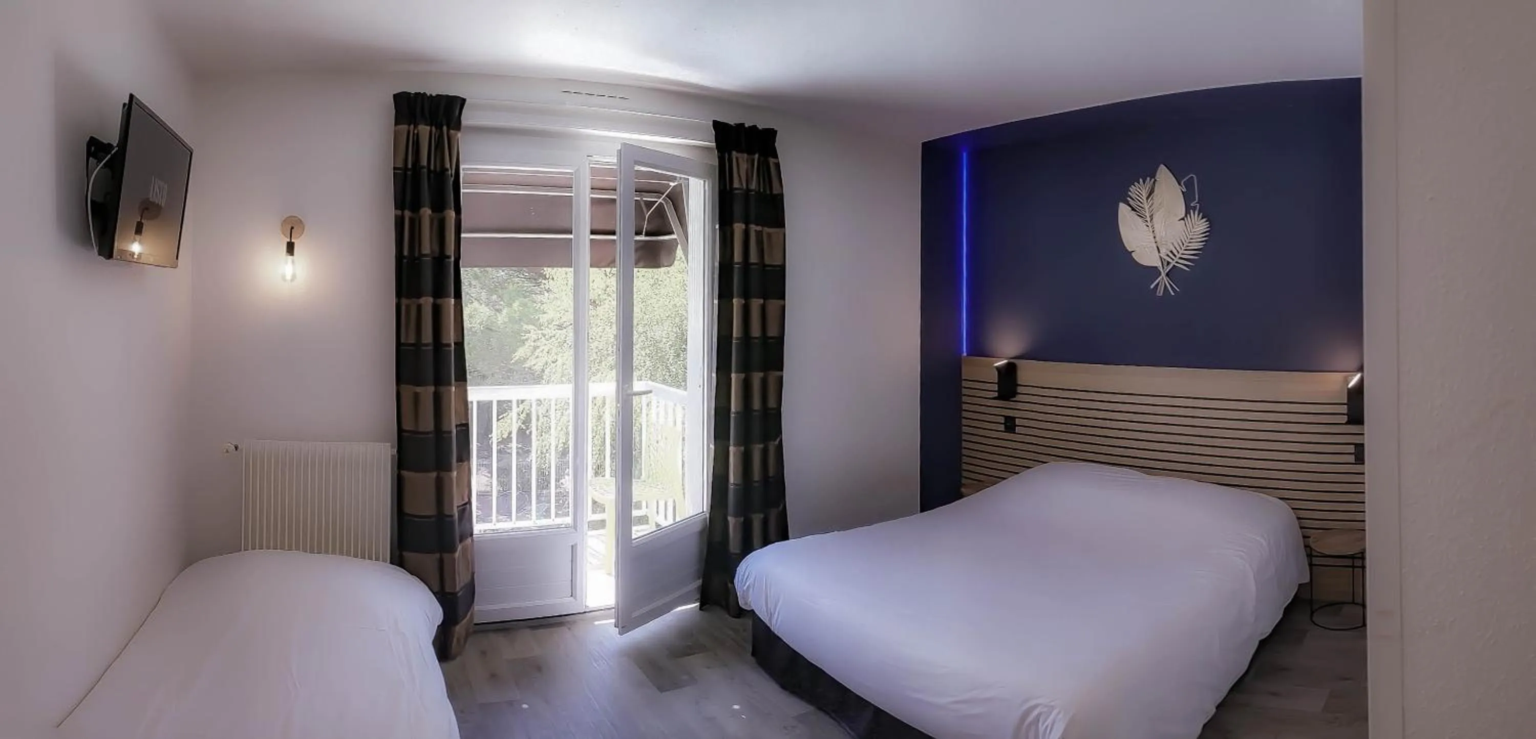 Photo of the whole room, Bed in Logis Les Charmilles Chalon-sur-Saône Sud