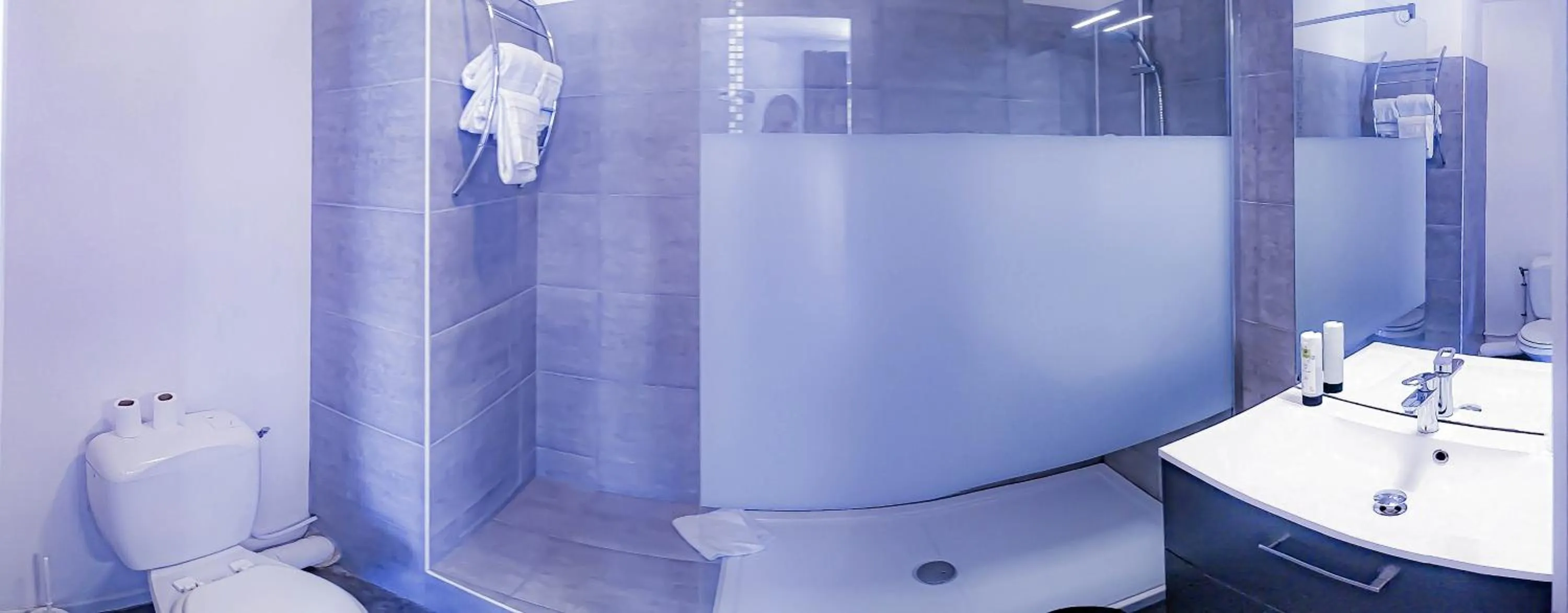 Shower in Logis Les Charmilles Chalon-sur-Saône Sud