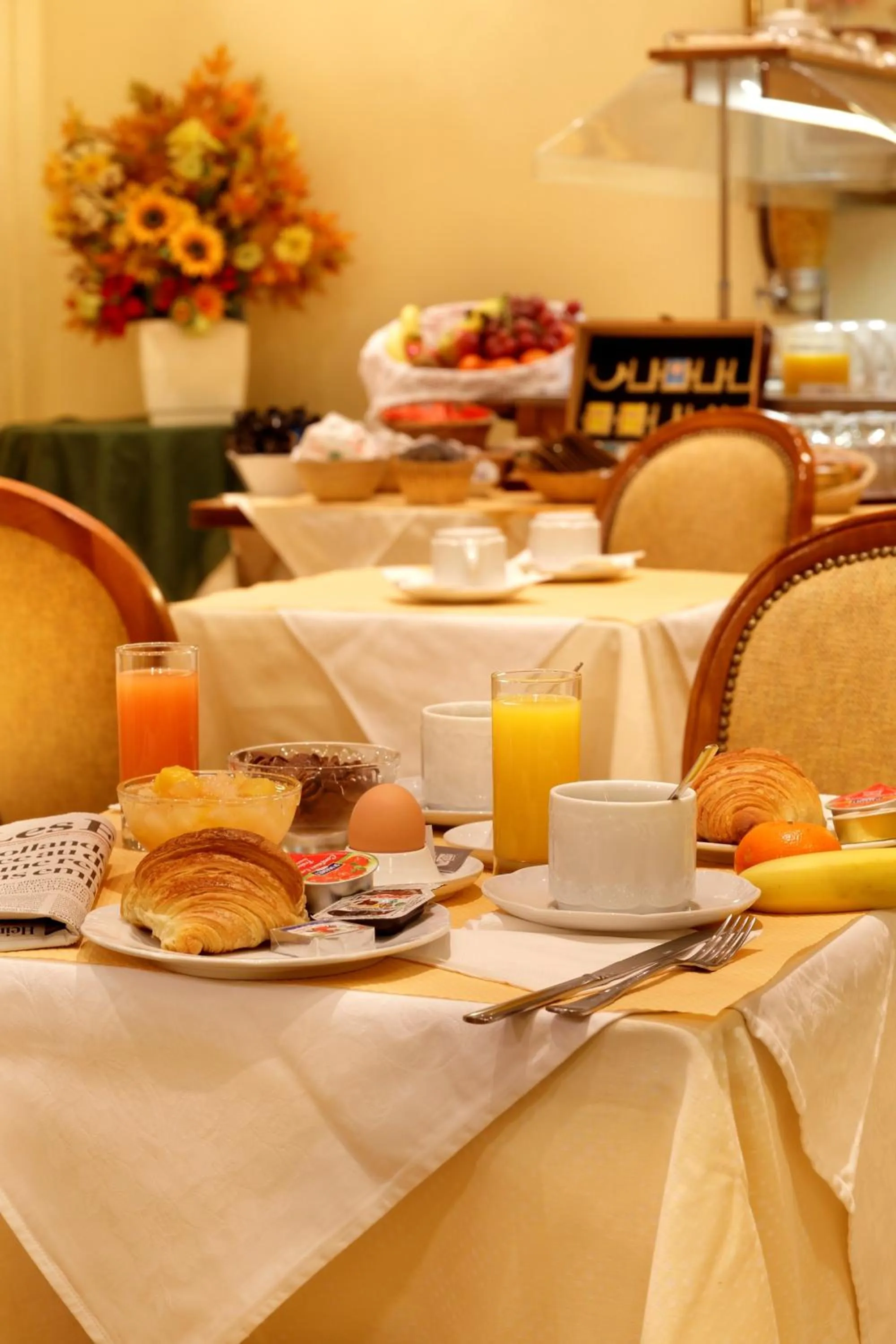 Restaurant/places to eat in Hotel Paix Republique