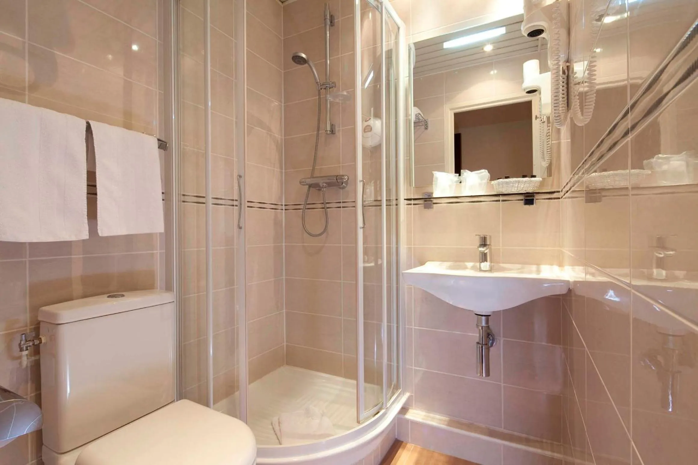 Bathroom in Hotel Paix Republique