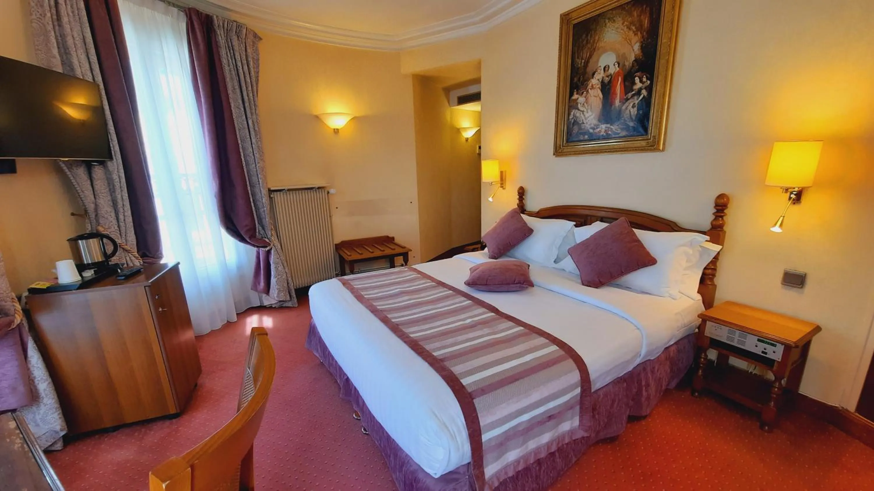 Bedroom, Bed in Hotel Paix Republique