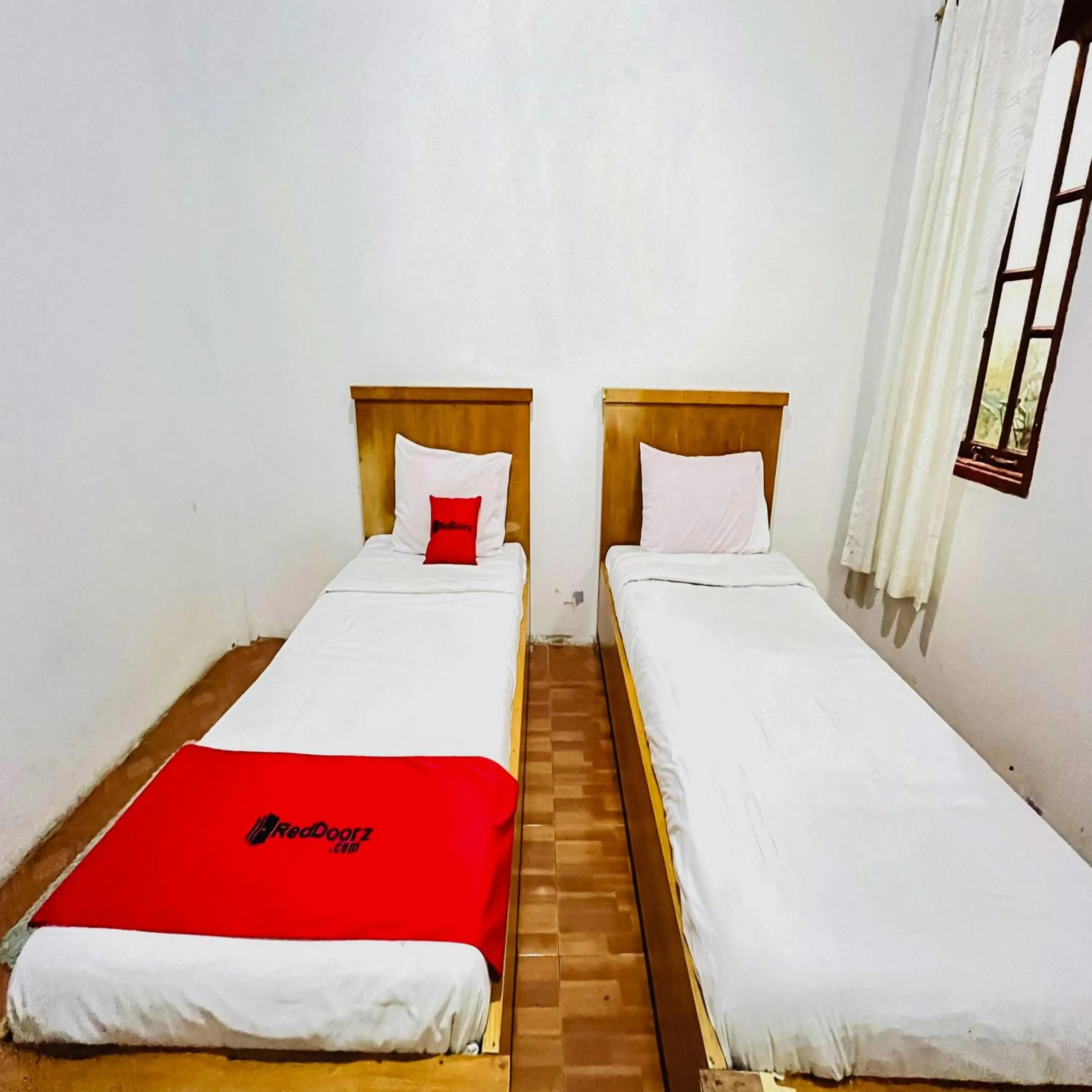 Bedroom, Bed in RedDoorz at Serdika Pavilion Berastagi