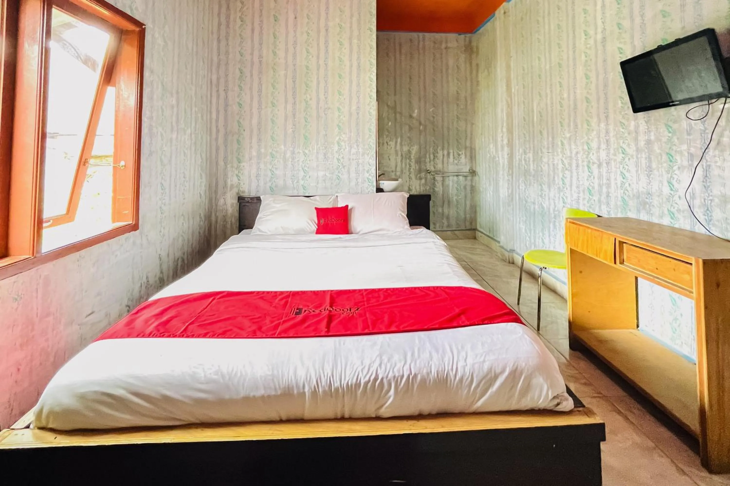 Bedroom, Bed in RedDoorz at Serdika Pavilion Berastagi