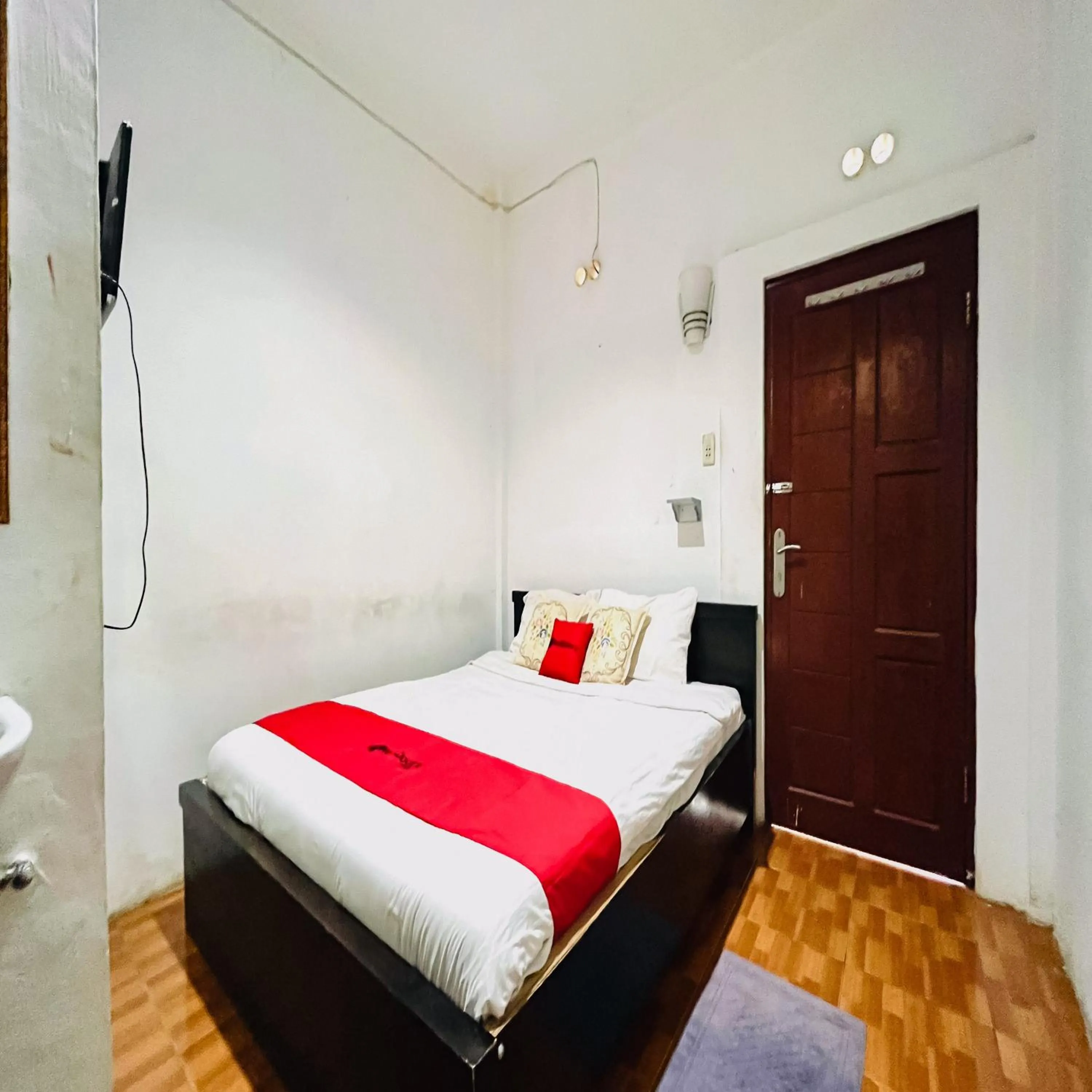 Bedroom, Bed in RedDoorz at Serdika Pavilion Berastagi