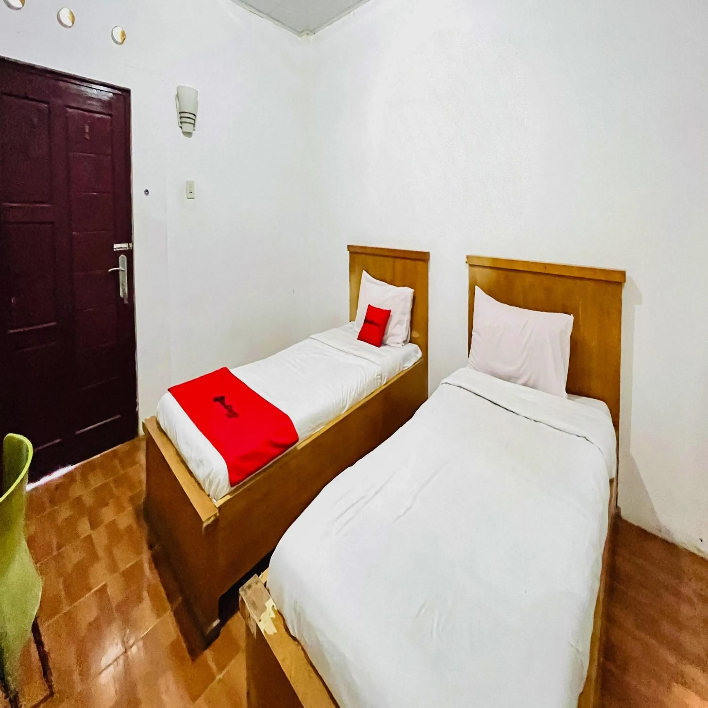 Bedroom, Bed in RedDoorz at Serdika Pavilion Berastagi