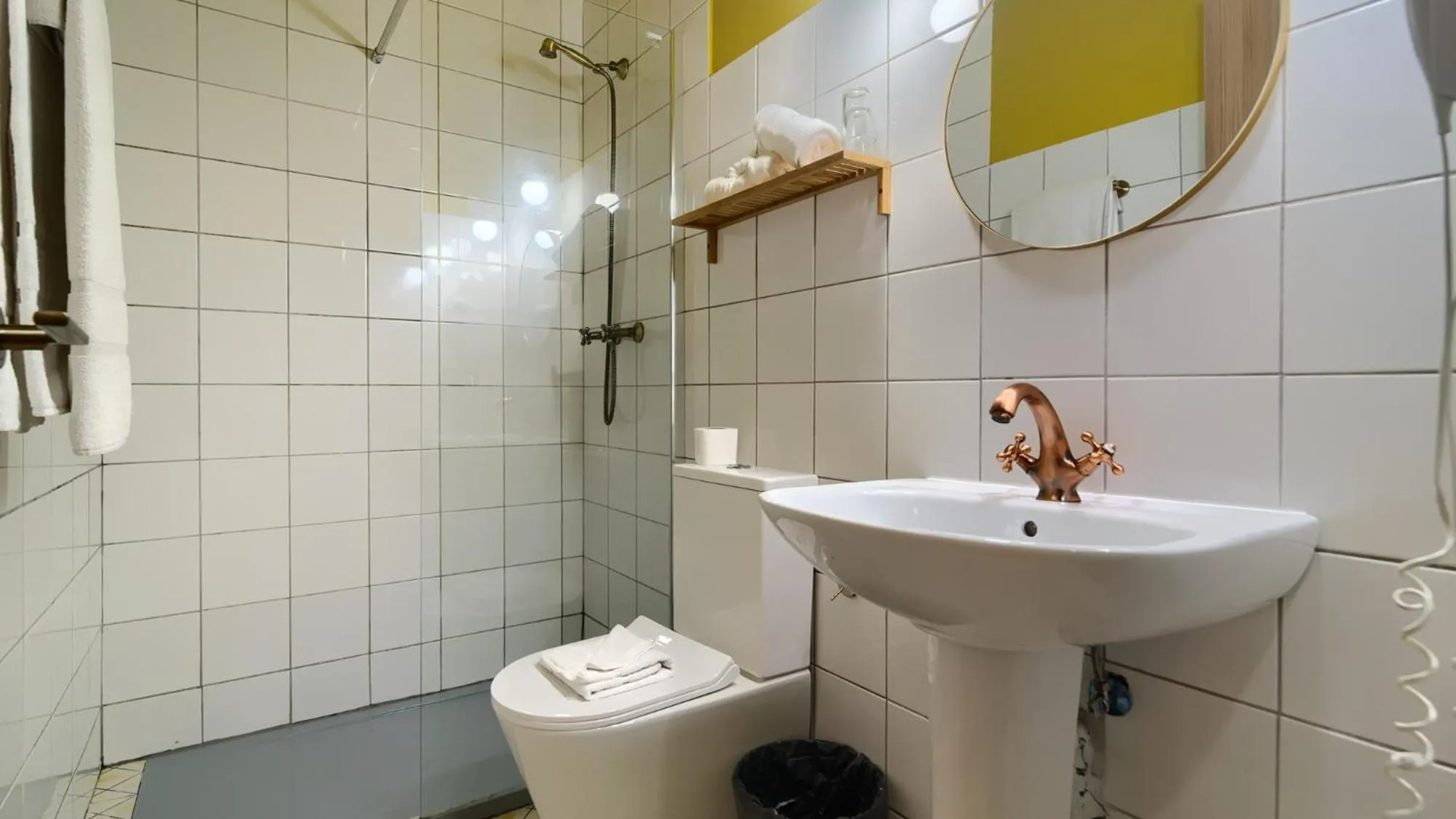 Shower in Hografic Hotel