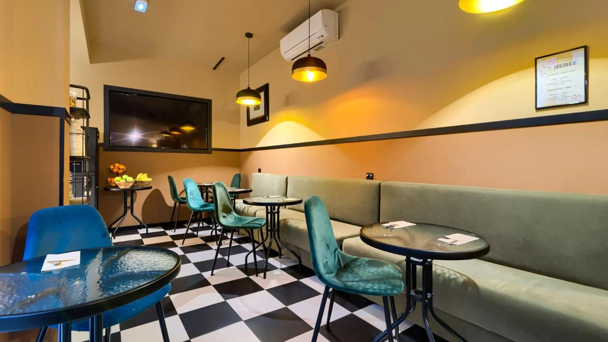 Restaurant/places to eat in Hografic Hotel