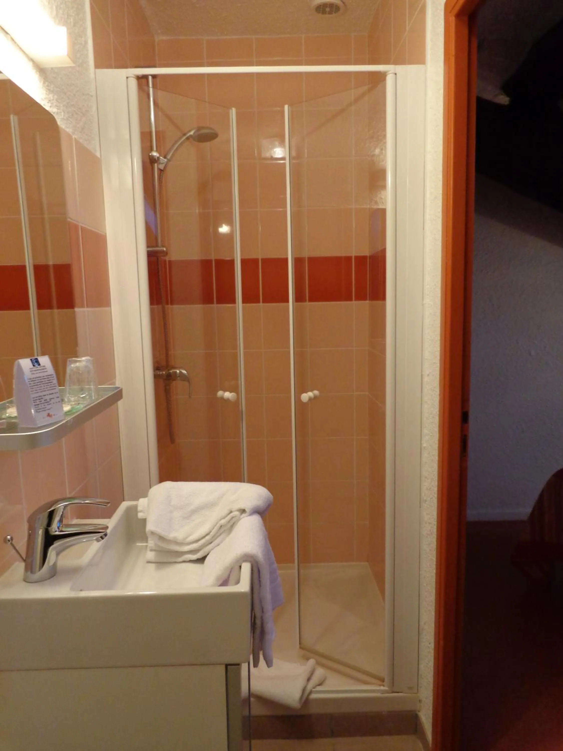 Shower in Cit'Hotel du Tigre