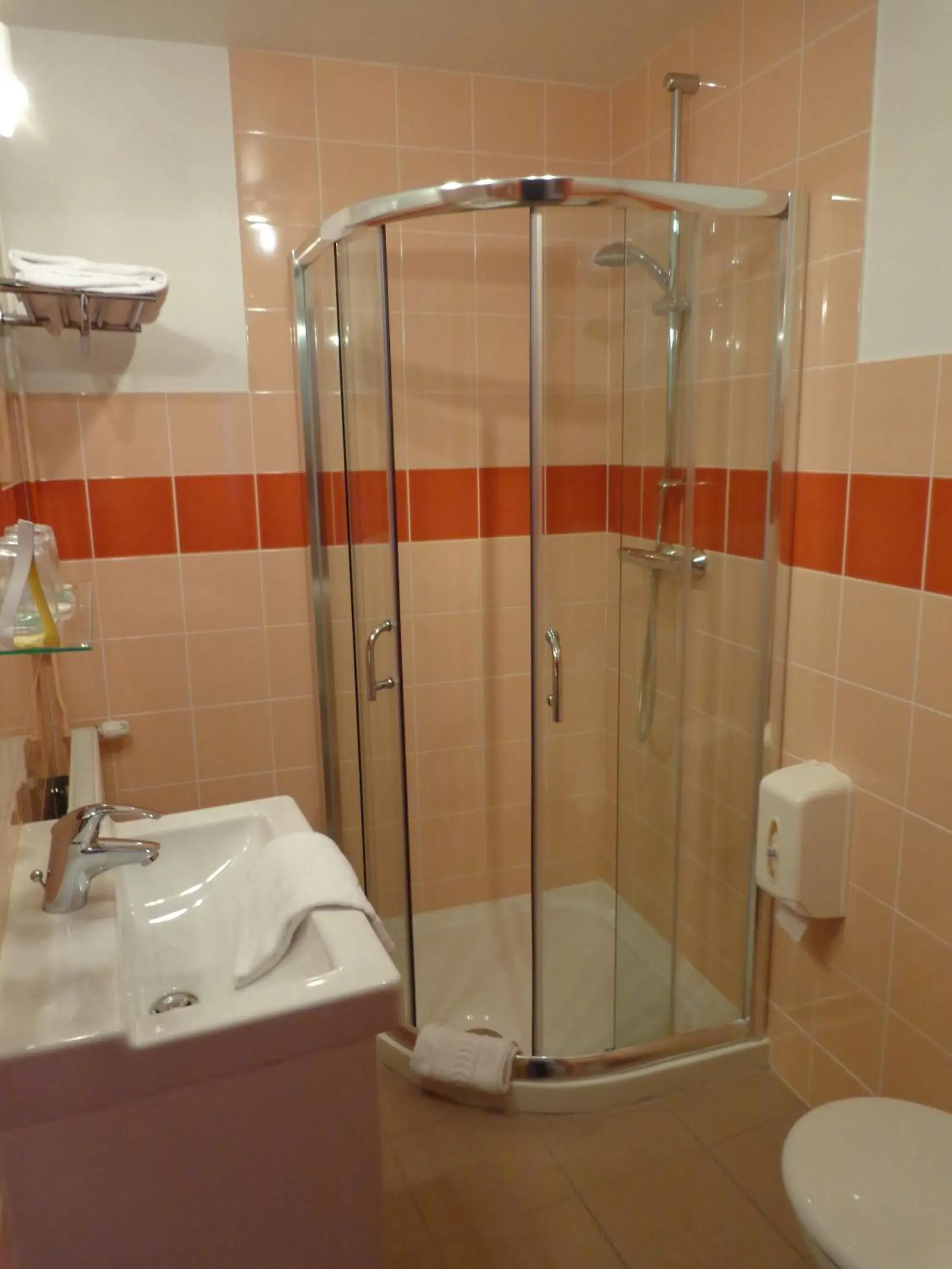 Twin Room - 2 Adults maximum in Cit'Hotel du Tigre Twin Room - 2 Adults maximum in Cit'Hotel du Tigre