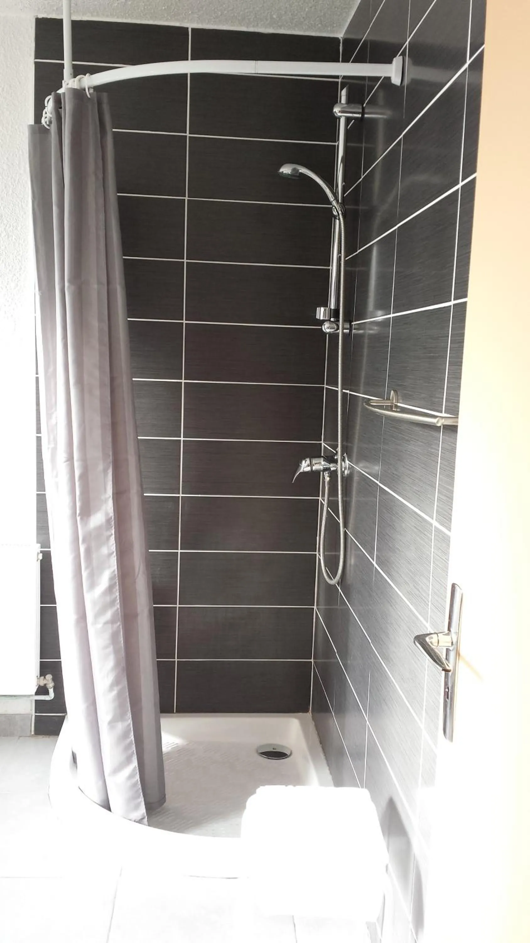 Shower in Cit'Hotel du Tigre