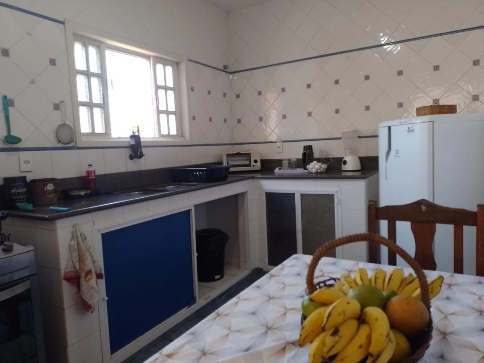 Kitchen or kitchenette in DUNAS BEACH - (Praia de Dunas e Forte) - Arejado e luminoso com amplo espaço esterno e churrasqueira.