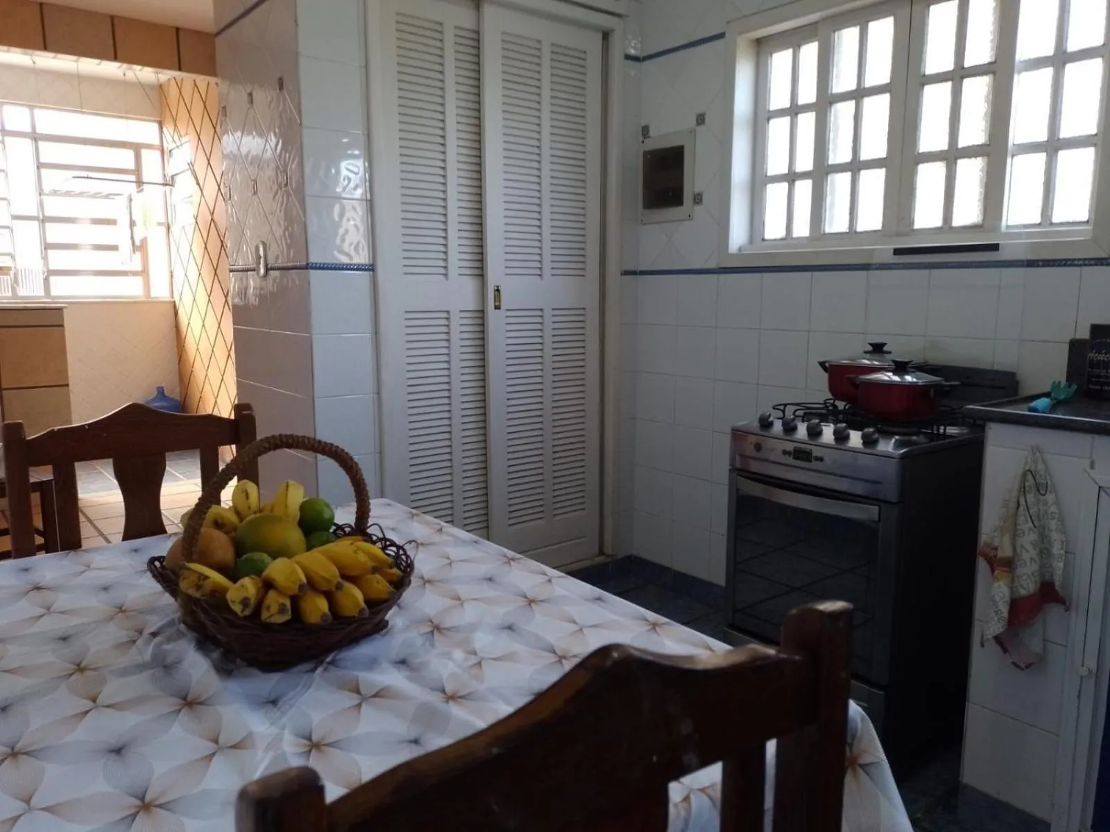 Kitchen or kitchenette in DUNAS BEACH - (Praia de Dunas e Forte) - Arejado e luminoso com amplo espaço esterno e churrasqueira.