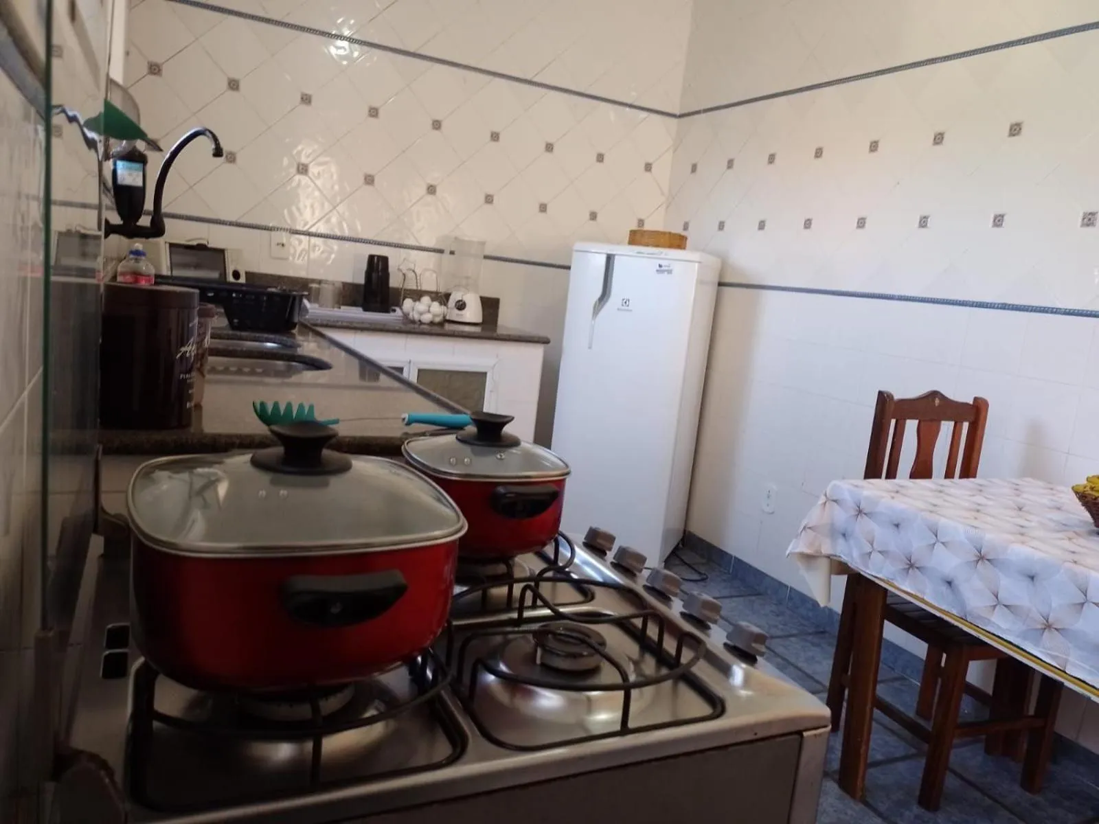 Kitchen or kitchenette in DUNAS BEACH - (Praia de Dunas e Forte) - Arejado e luminoso com amplo espaço esterno e churrasqueira.