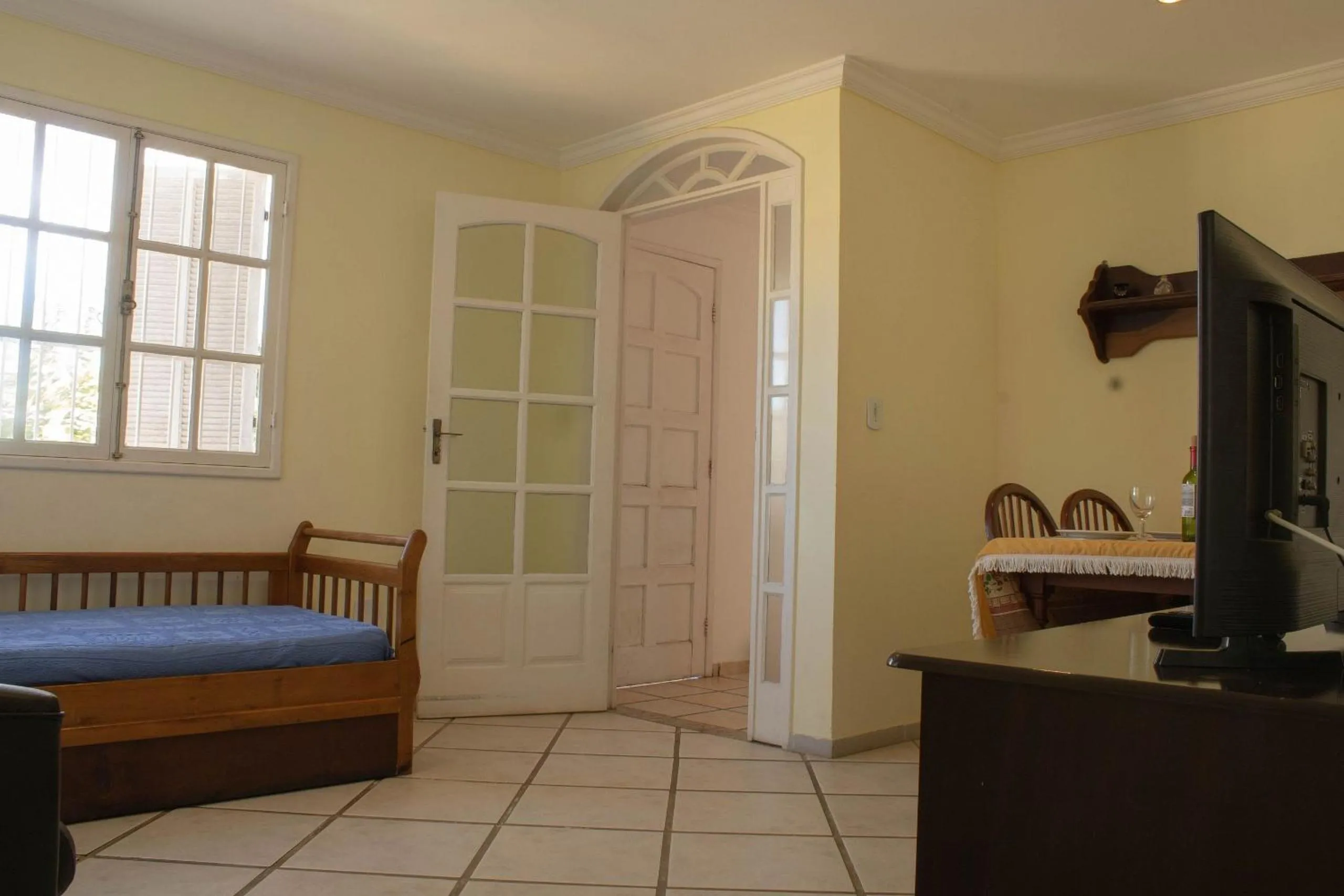 Living room, Bed in DUNAS BEACH - (Praia de Dunas e Forte) - Arejado e luminoso com amplo espaço esterno e churrasqueira.
