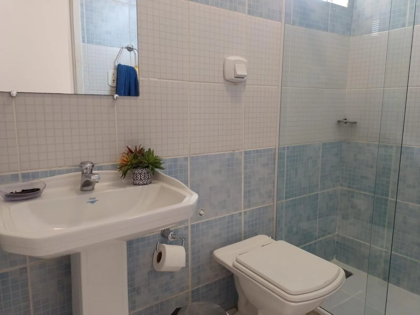 Bathroom in DUNAS BEACH - (Praia de Dunas e Forte) - Arejado e luminoso com amplo espaço esterno e churrasqueira.