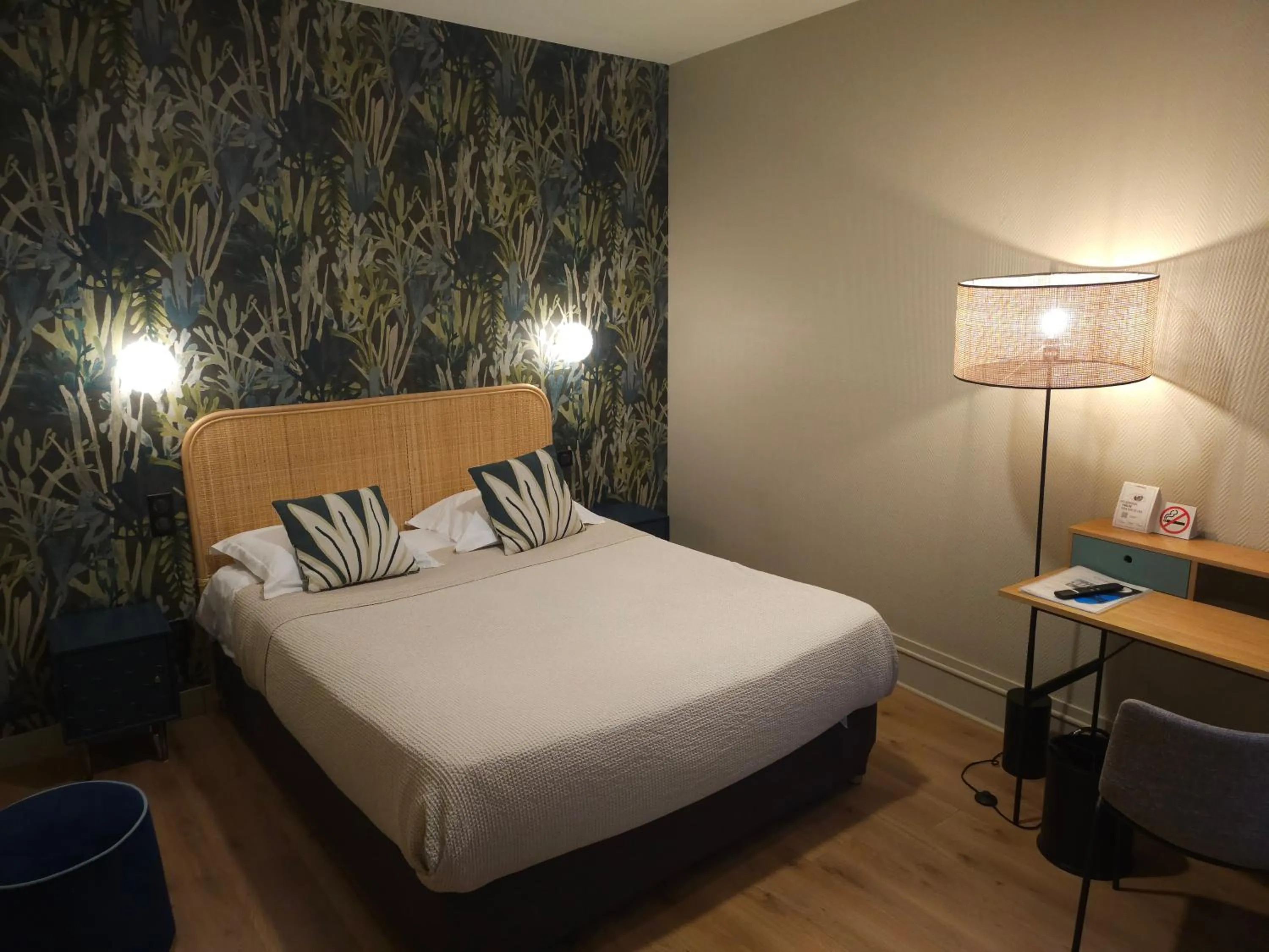 Bed in The Originals Boutique, Hôtel La Villa Marine, Le Tréport