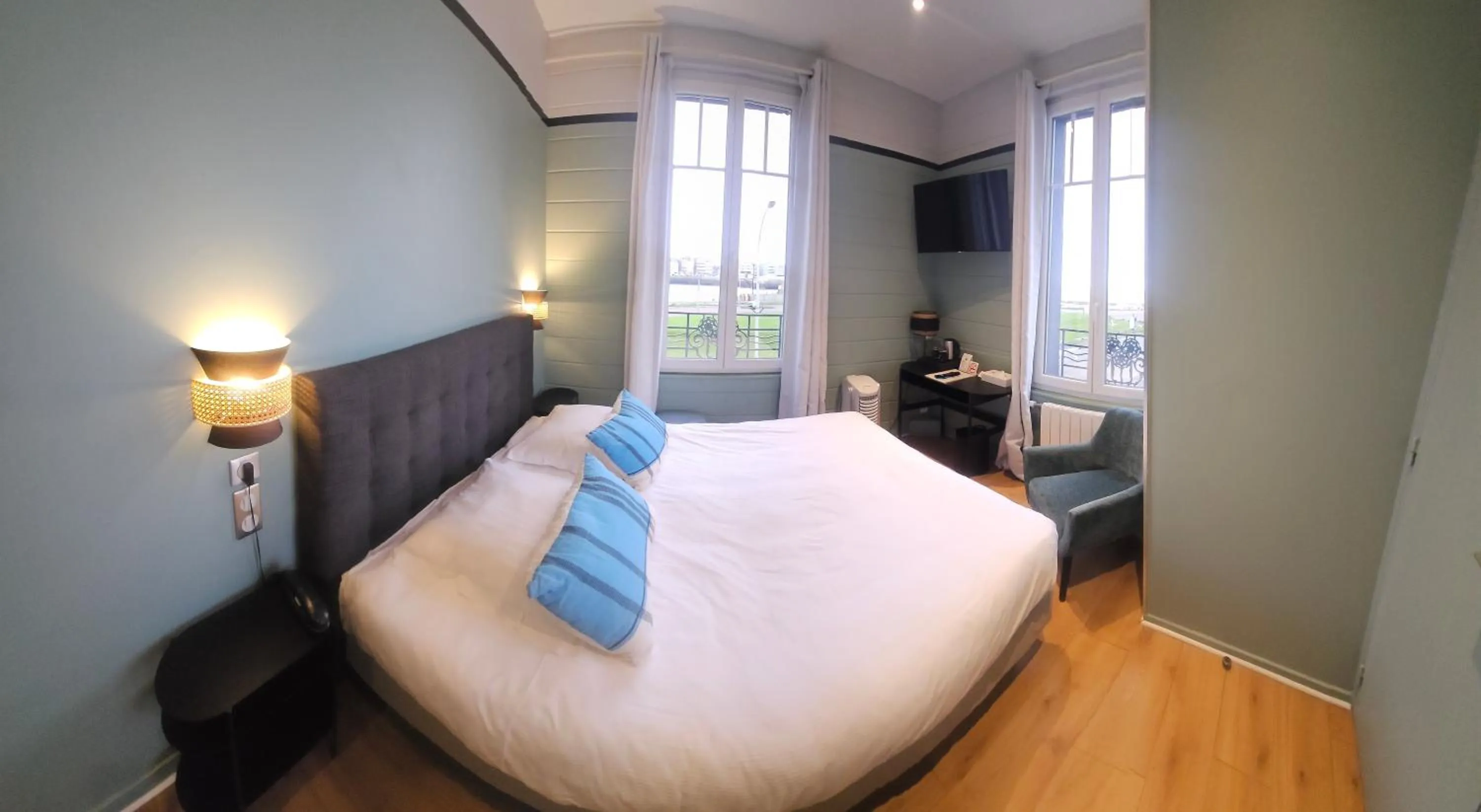 Bed in The Originals Boutique, Hôtel La Villa Marine, Le Tréport