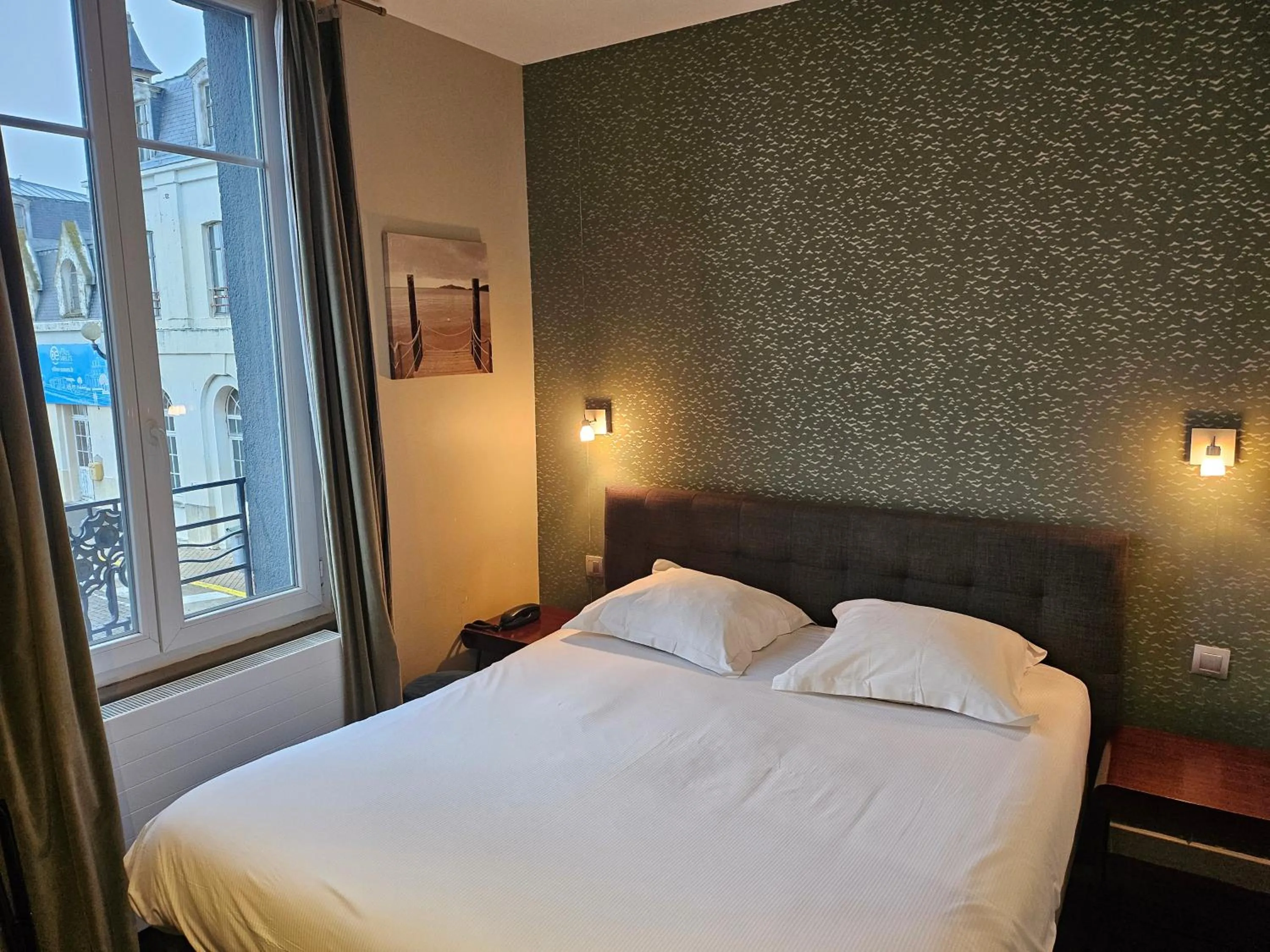 Bed in The Originals Boutique, Hôtel La Villa Marine, Le Tréport