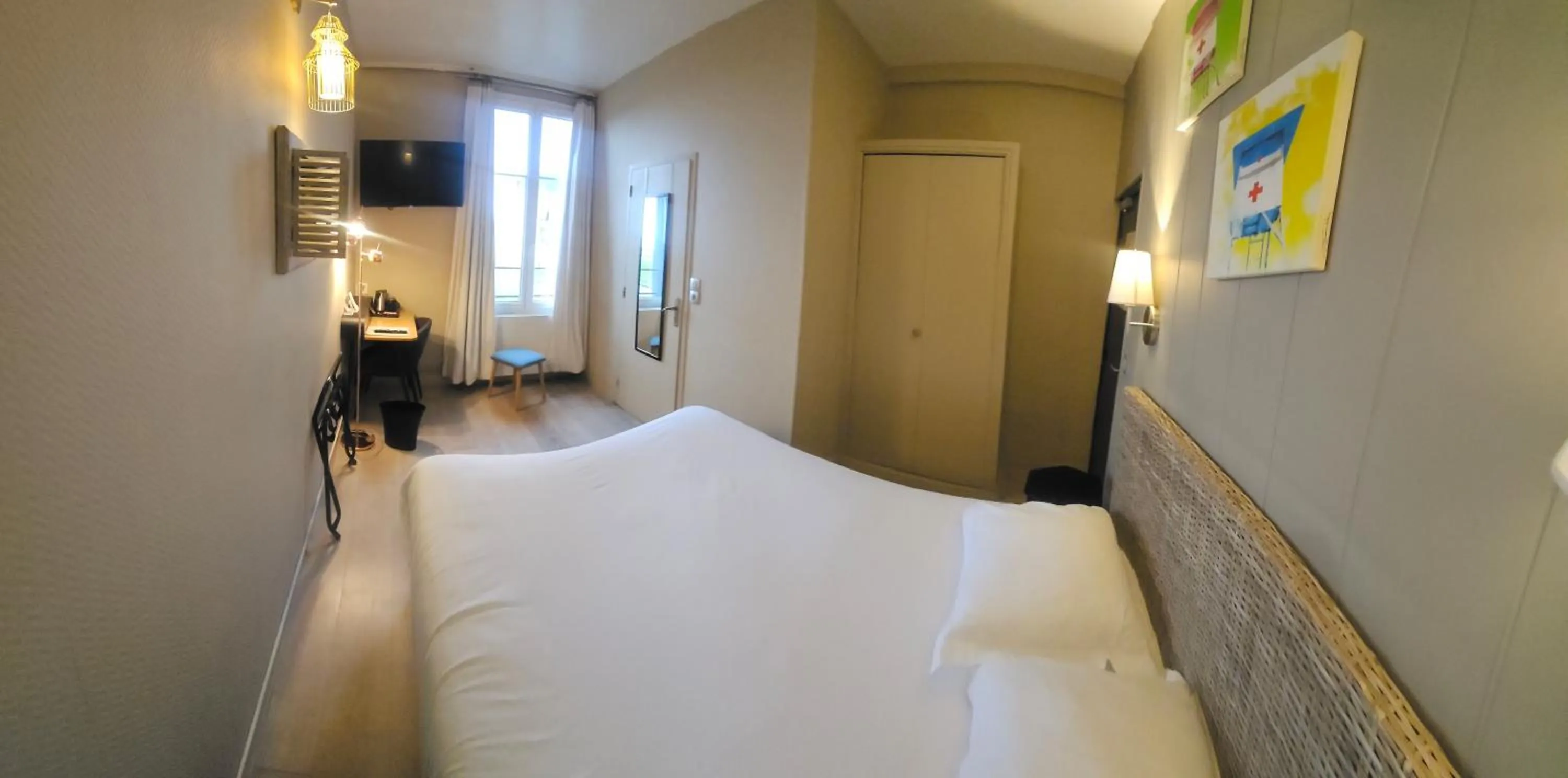 Bed in The Originals Boutique, Hôtel La Villa Marine, Le Tréport