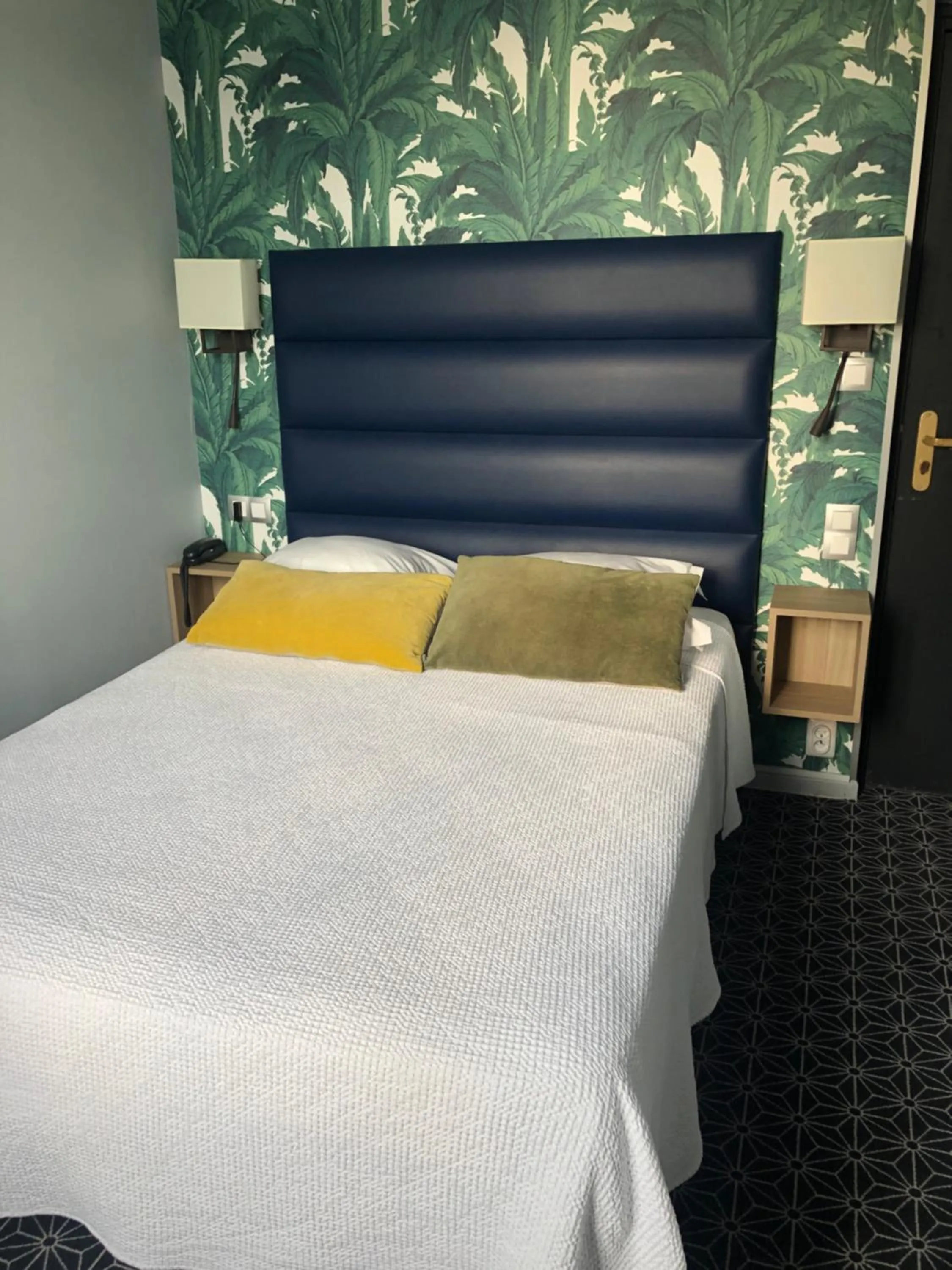 Bed in The Originals Boutique, Hôtel La Villa Marine, Le Tréport