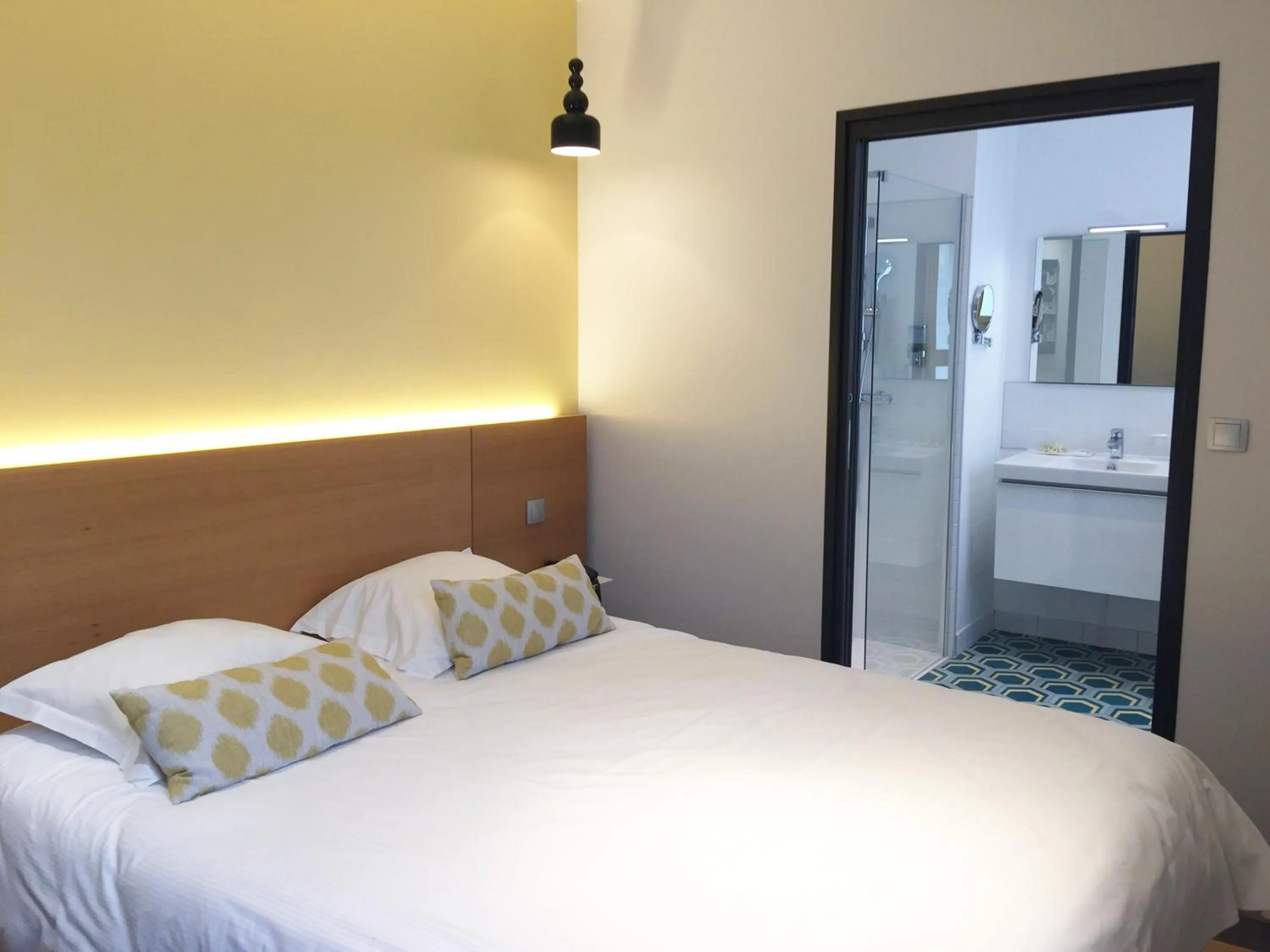 Bed in The Originals Boutique, Hôtel La Villa Marine, Le Tréport