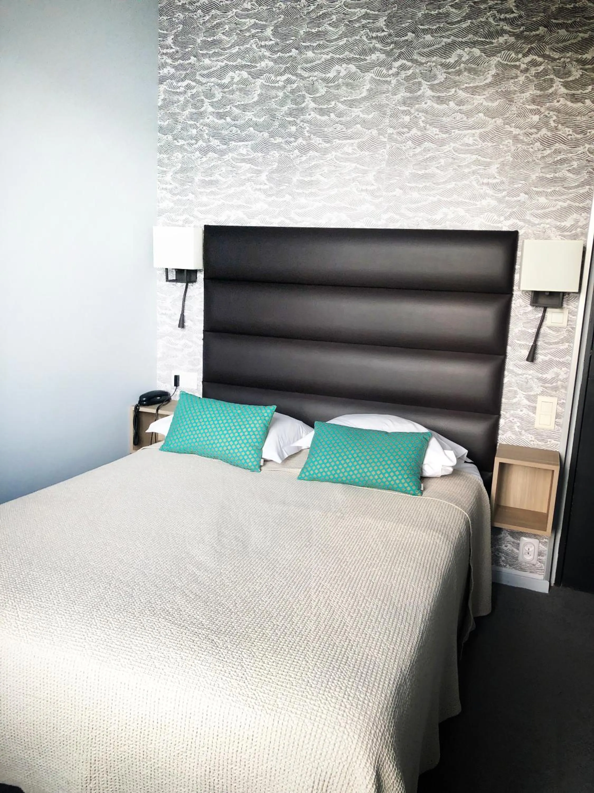 Bed in The Originals Boutique, Hôtel La Villa Marine, Le Tréport