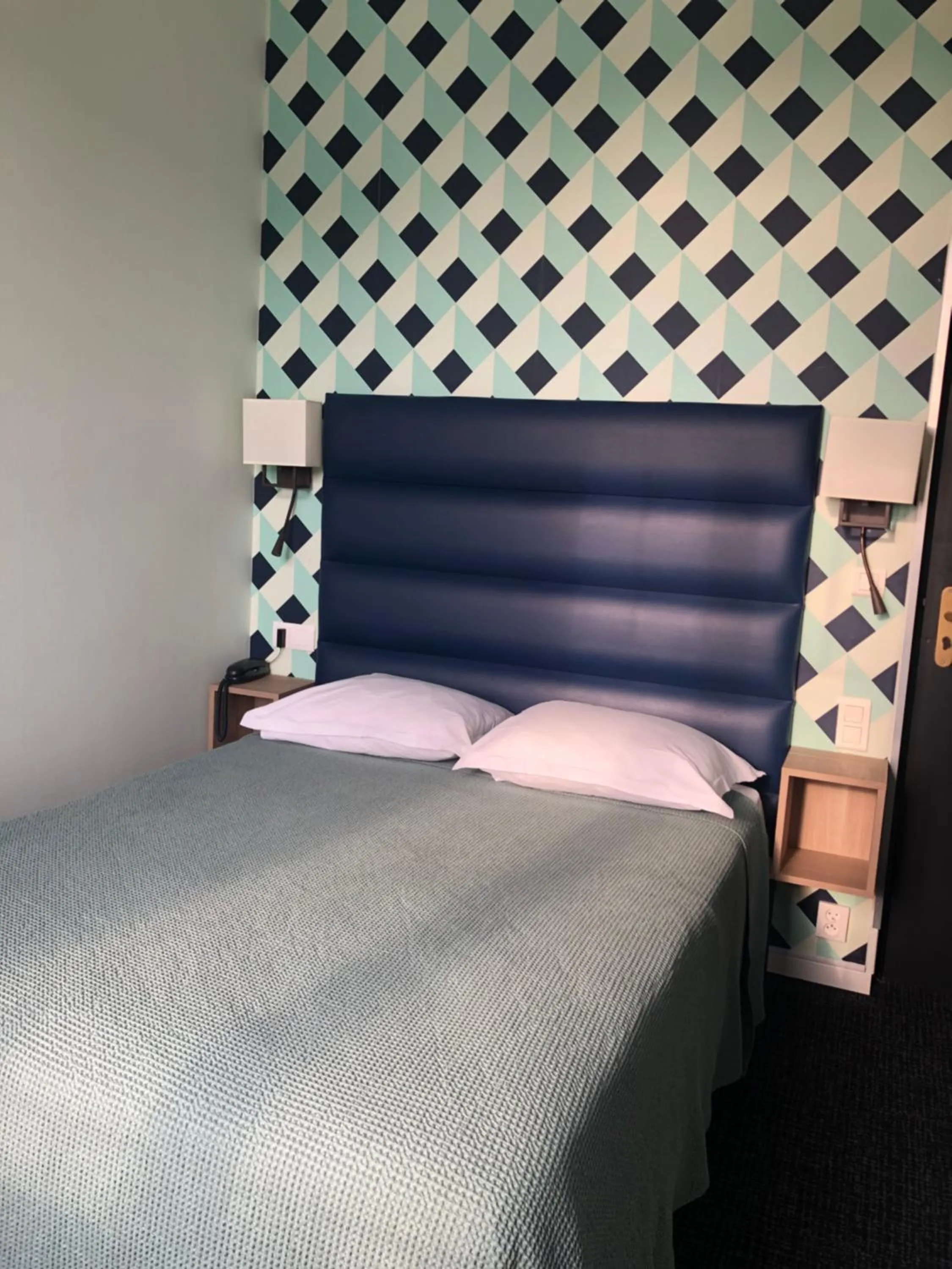 Bed in The Originals Boutique, Hôtel La Villa Marine, Le Tréport