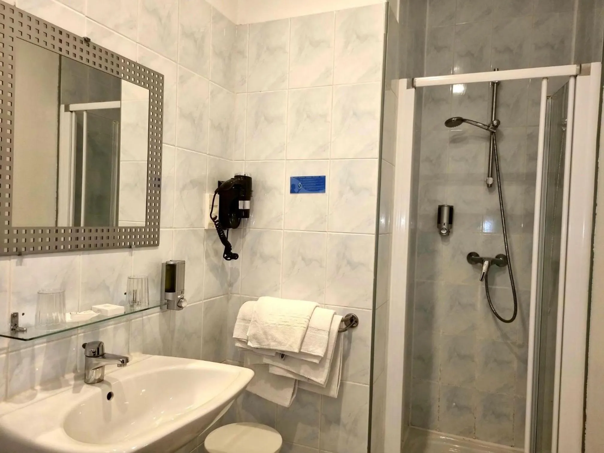 Bathroom in The Originals Boutique, Hôtel La Villa Marine, Le Tréport