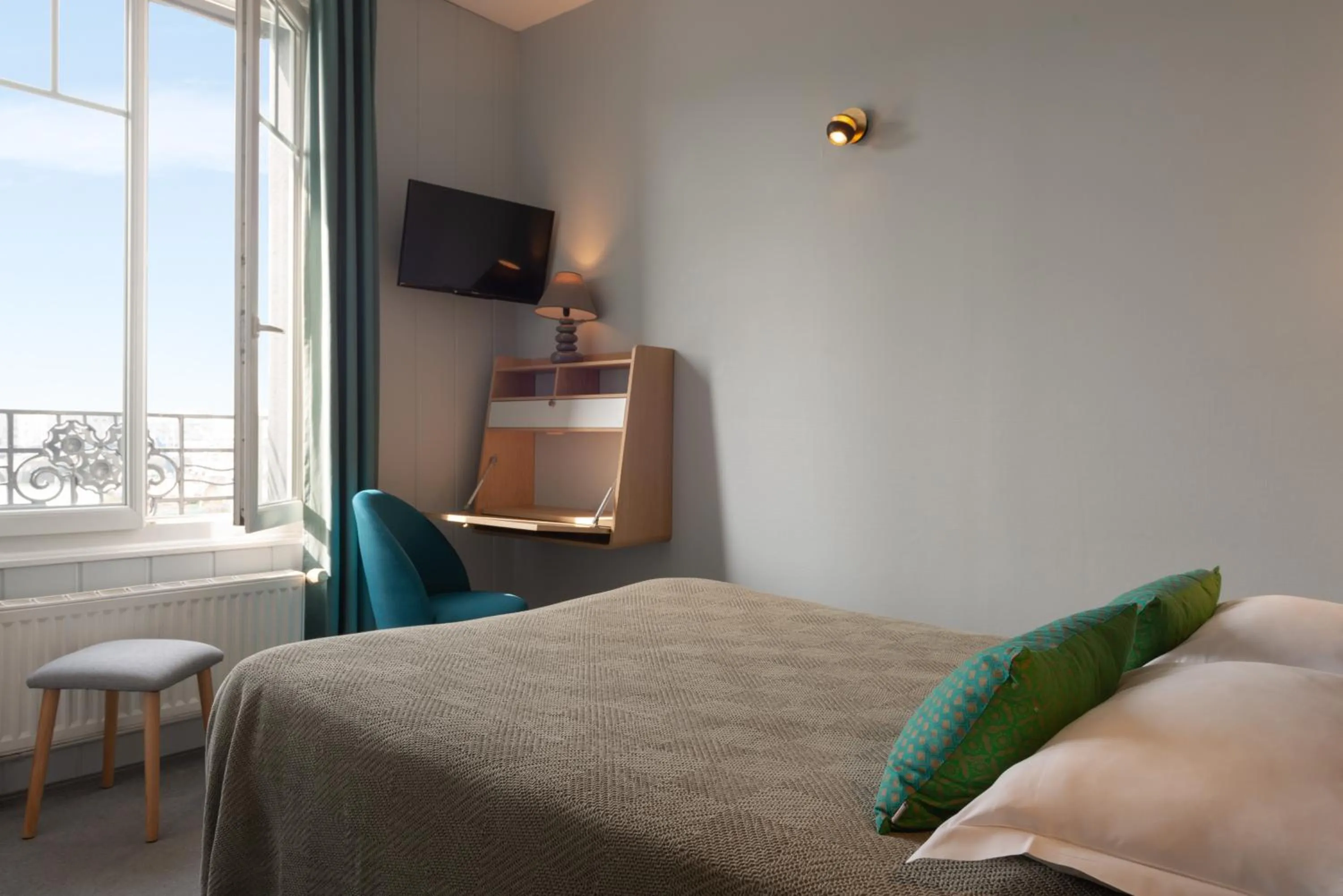 Bed in The Originals Boutique, Hôtel La Villa Marine, Le Tréport