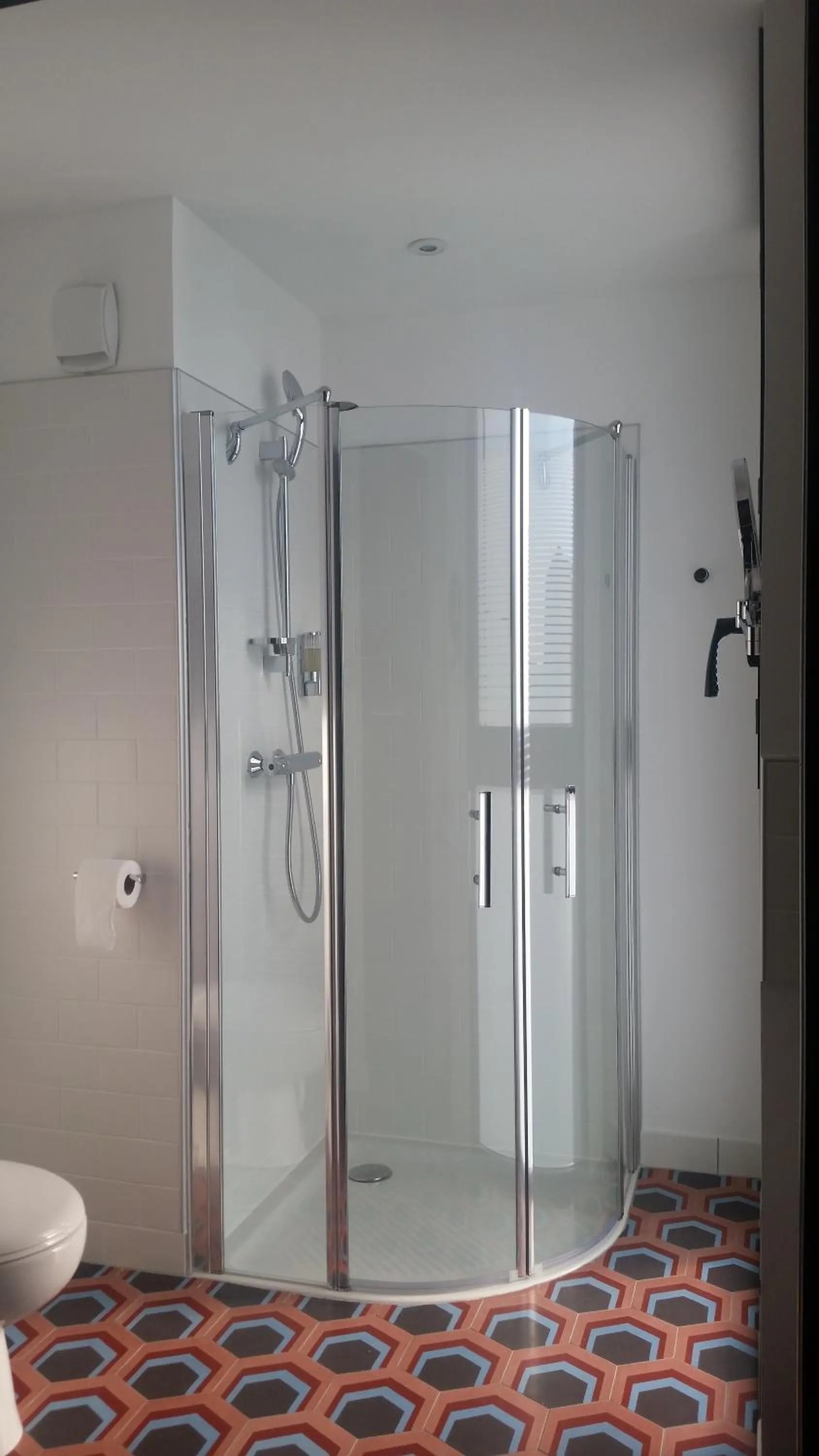 Shower in The Originals Boutique, Hôtel La Villa Marine, Le Tréport
