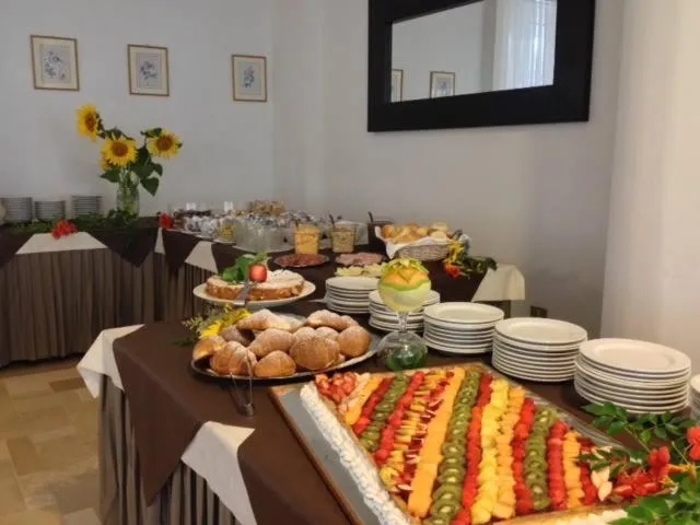 Restaurant/places to eat in Hotel Haiti