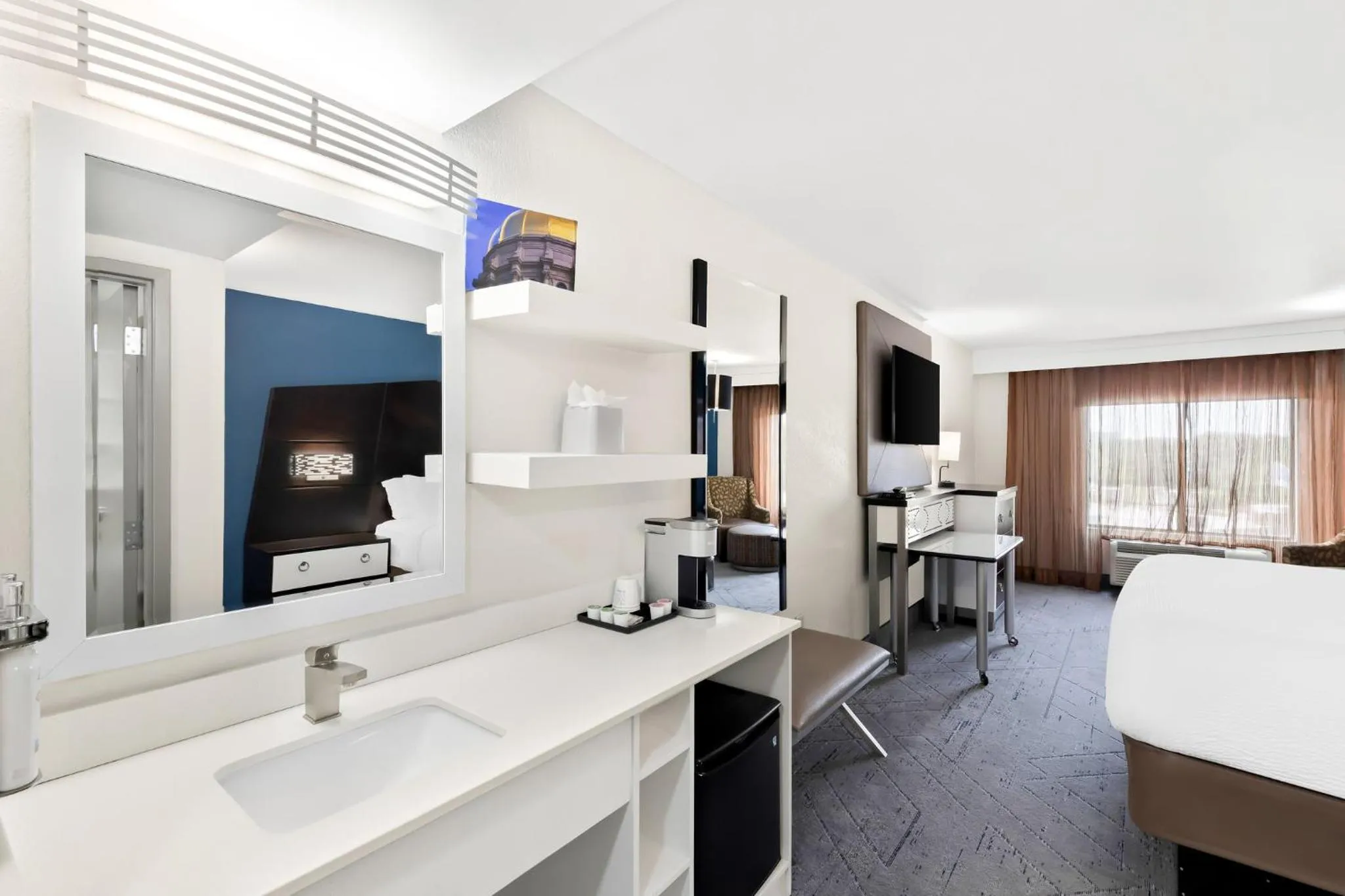 Photo of the whole room, Bed in Holiday Inn Express Atlanta Galleria-Ballpark Area by IHG