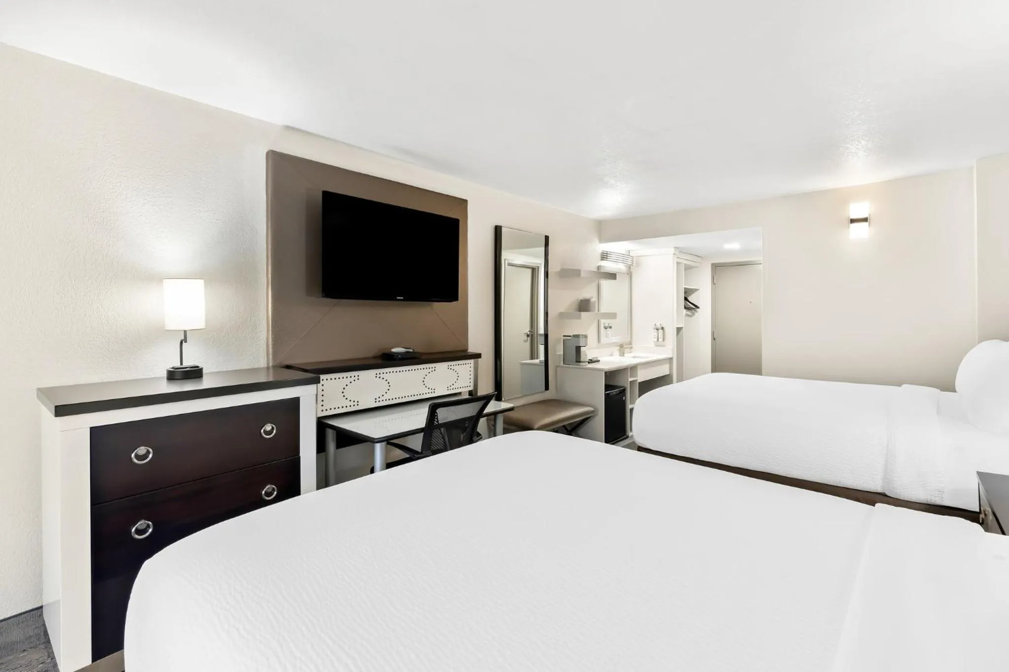Photo of the whole room, Bed in Holiday Inn Express Atlanta Galleria-Ballpark Area by IHG