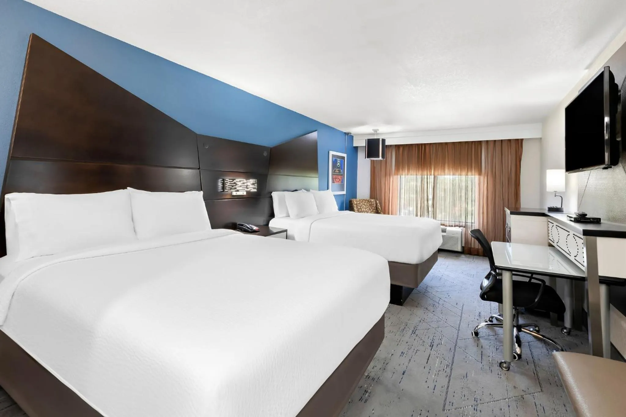 Photo of the whole room, Bed in Holiday Inn Express Atlanta Galleria-Ballpark Area by IHG
