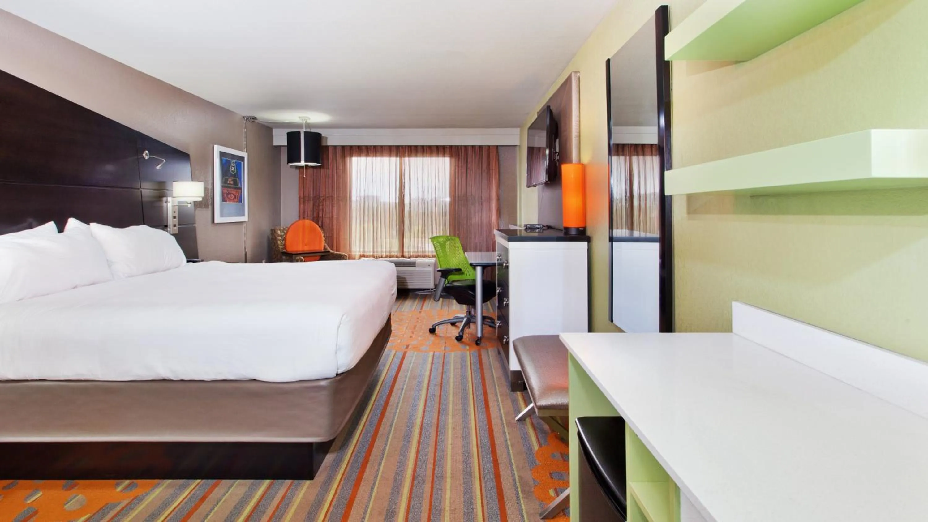 Photo of the whole room, Bed in Holiday Inn Express Atlanta Galleria-Ballpark Area by IHG