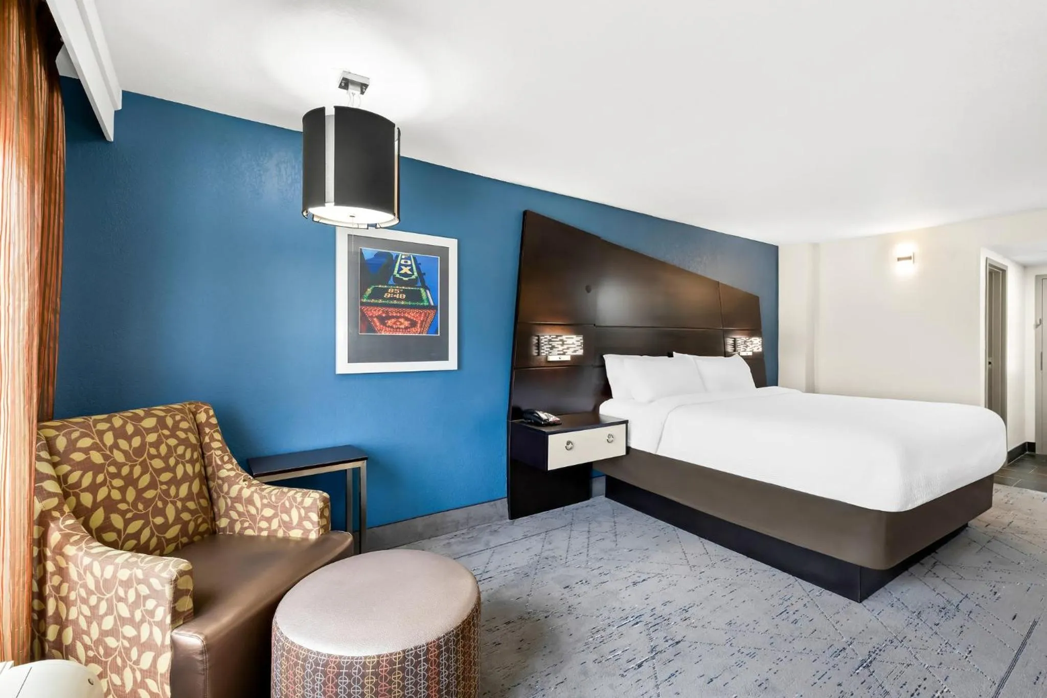 Photo of the whole room, Bed in Holiday Inn Express Atlanta Galleria-Ballpark Area by IHG
