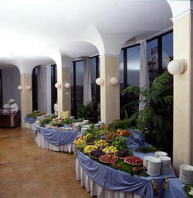 Restaurant/places to eat in Hotel President