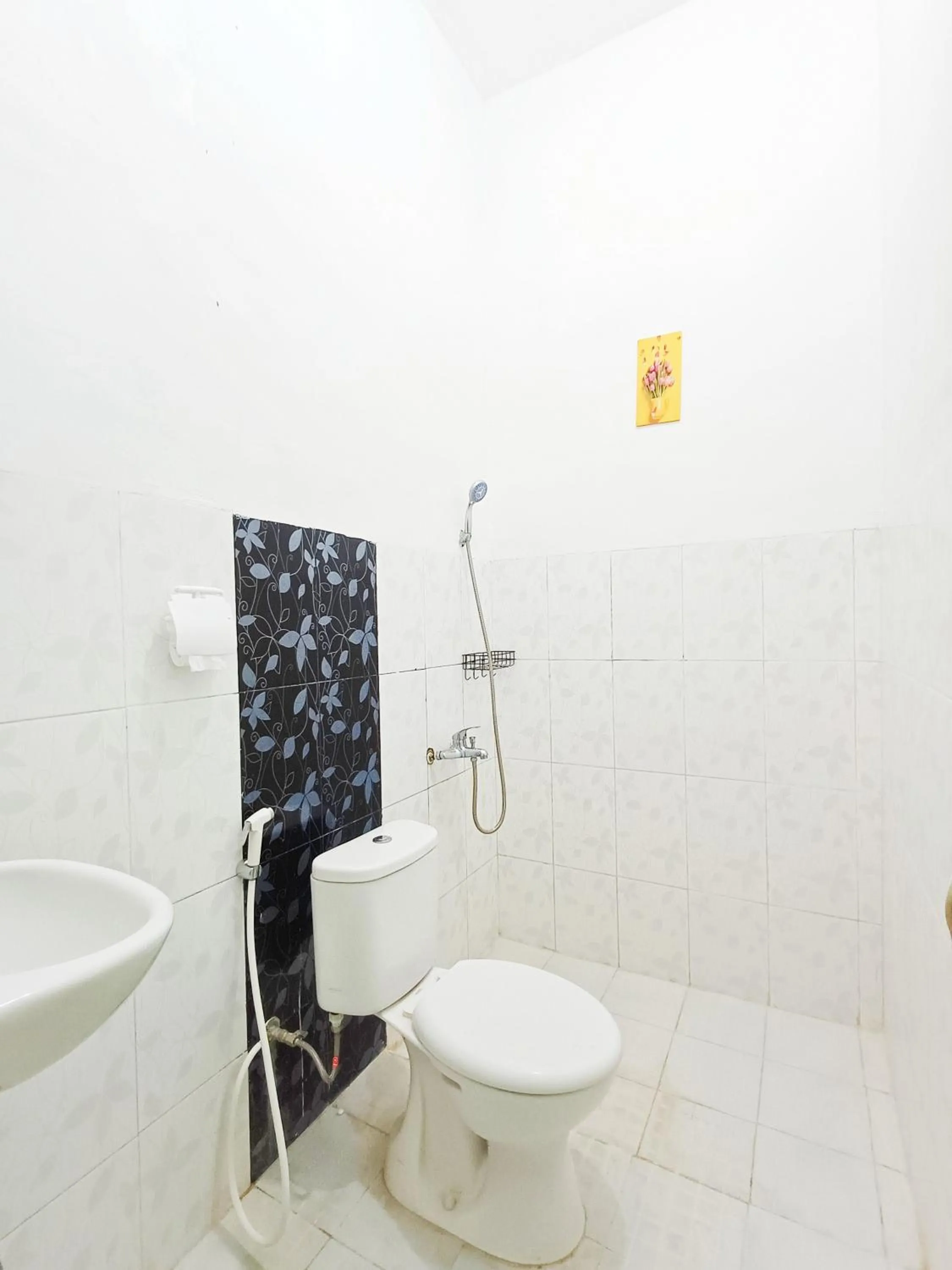 Bathroom in RedDoorz Syariah near Universitas 17 Agustus Banyuwangi