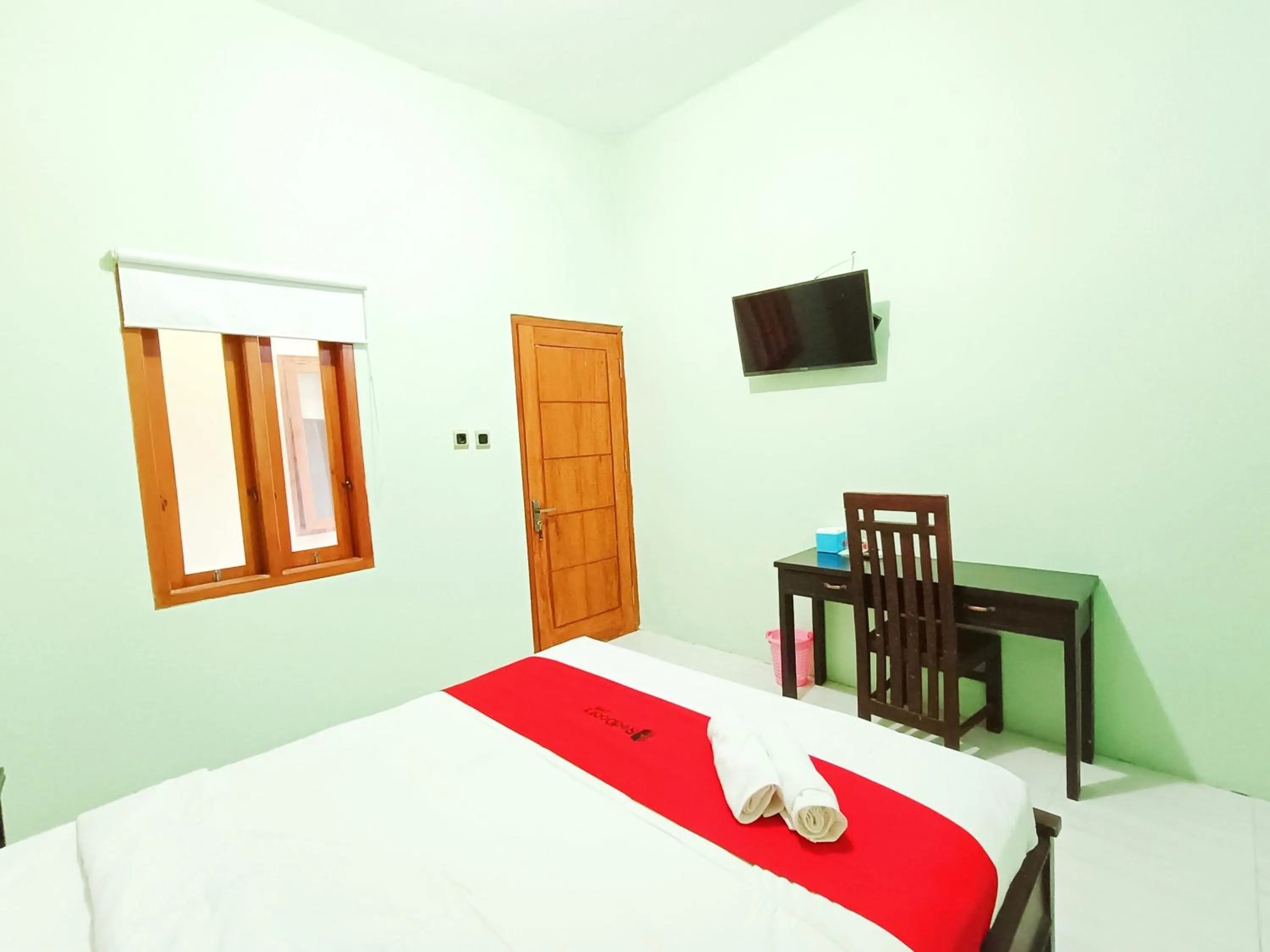 Bedroom, Bed in RedDoorz Syariah near Universitas 17 Agustus Banyuwangi