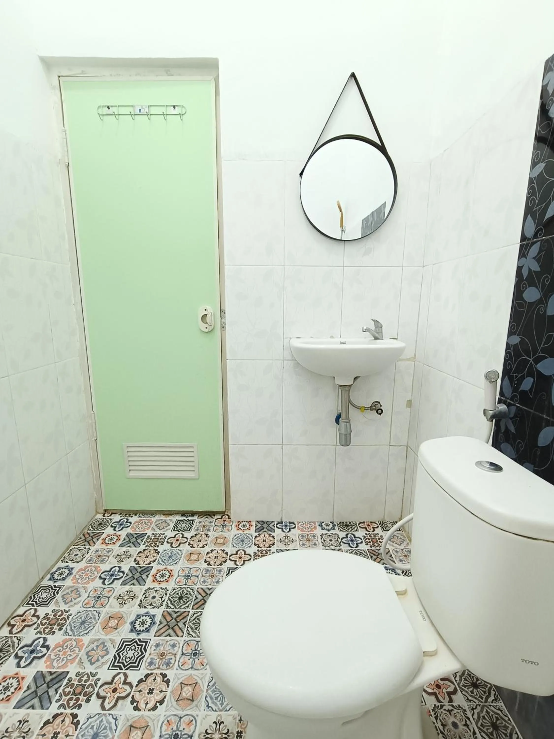 Bathroom in RedDoorz Syariah near Universitas 17 Agustus Banyuwangi