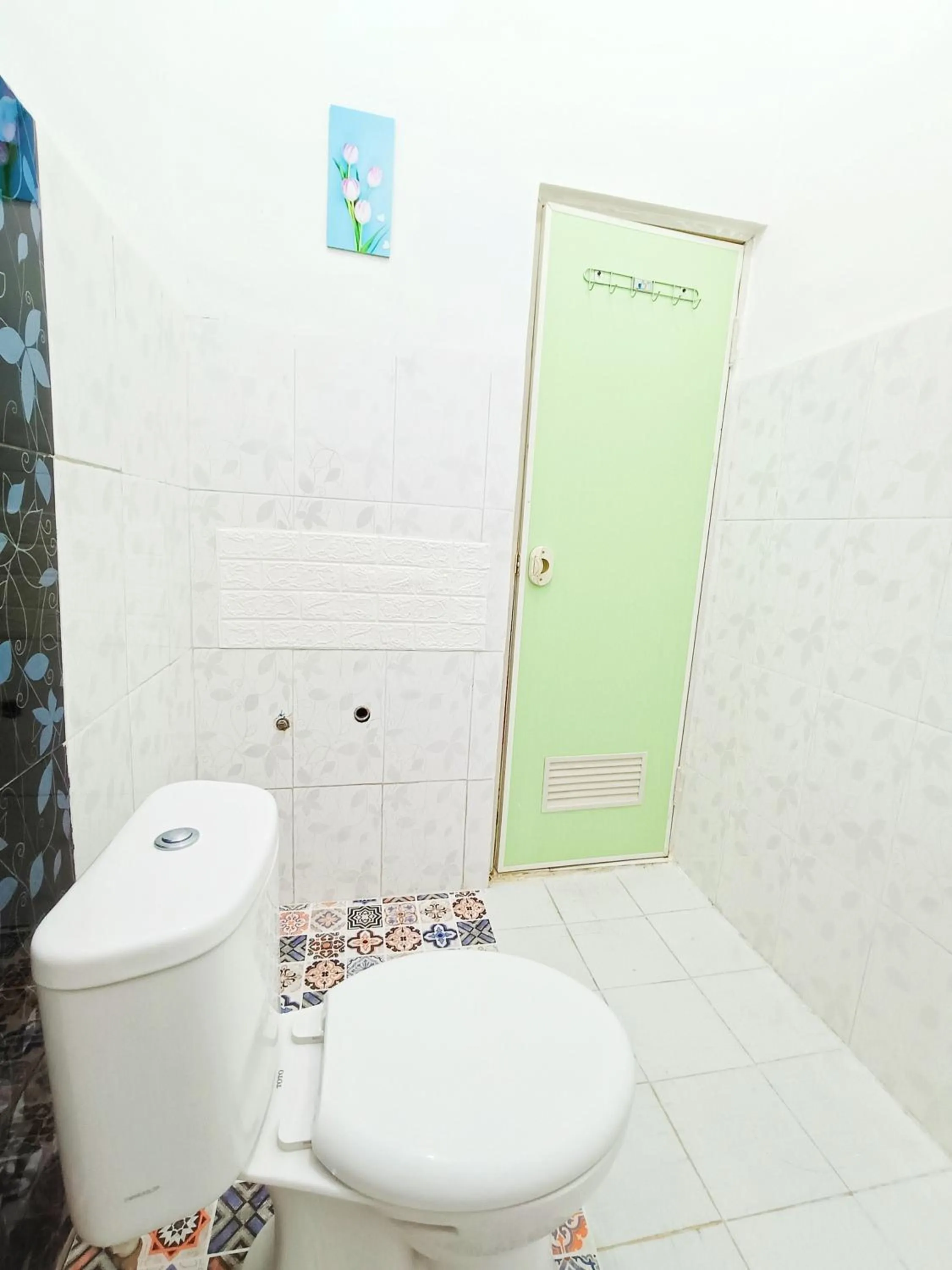 Bathroom in RedDoorz Syariah near Universitas 17 Agustus Banyuwangi