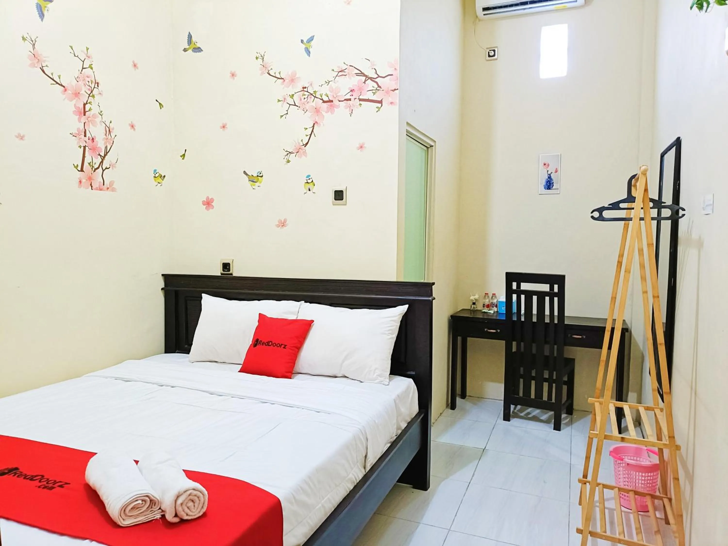Bedroom, Bed in RedDoorz Syariah near Universitas 17 Agustus Banyuwangi