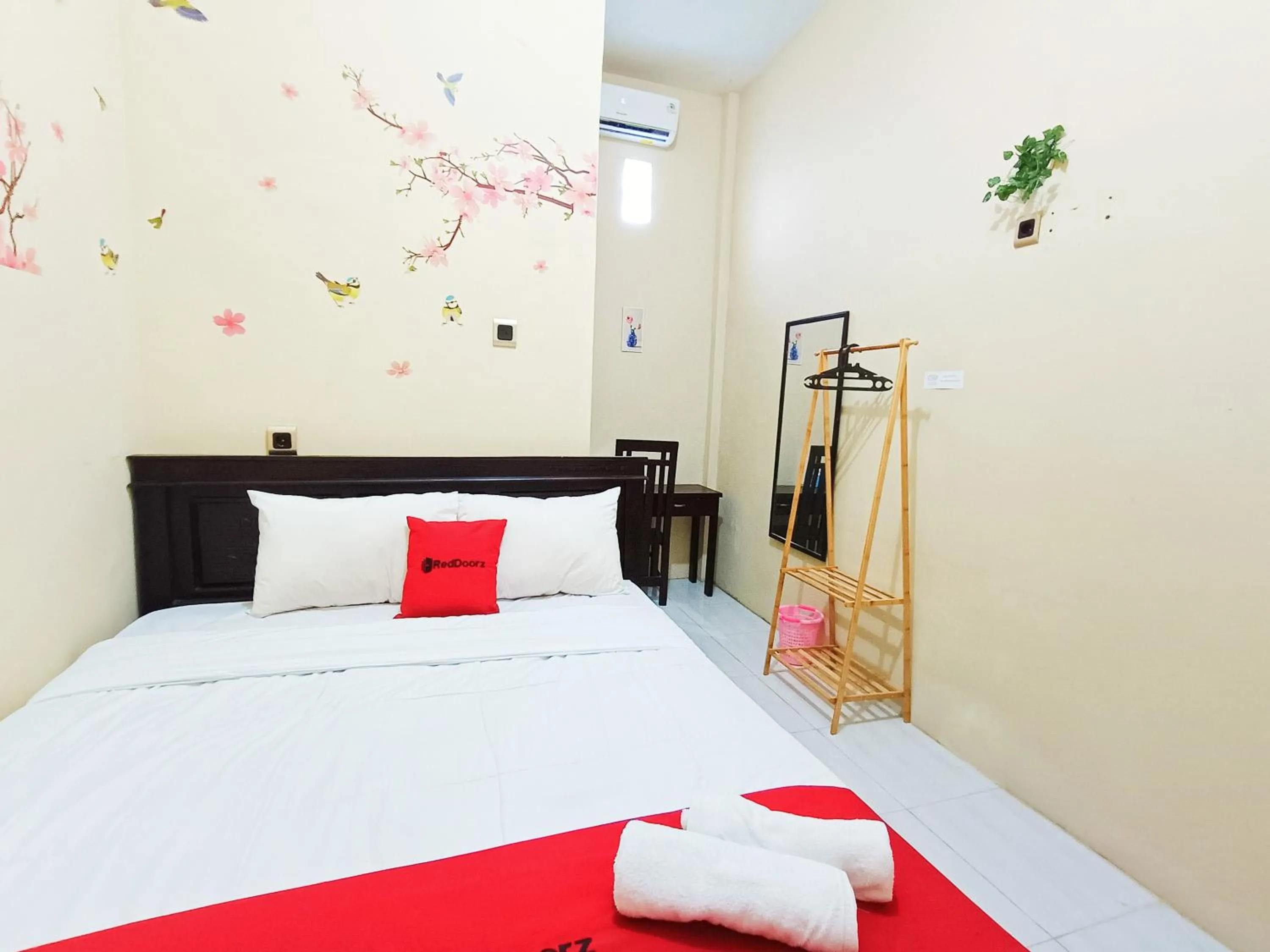 Bedroom, Bed in RedDoorz Syariah near Universitas 17 Agustus Banyuwangi